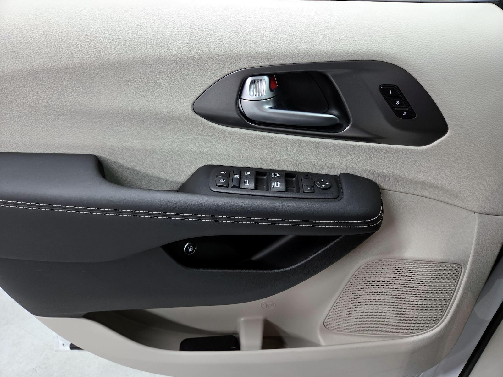 2024 Chrysler Pacifica PHEV Select - Photo 13