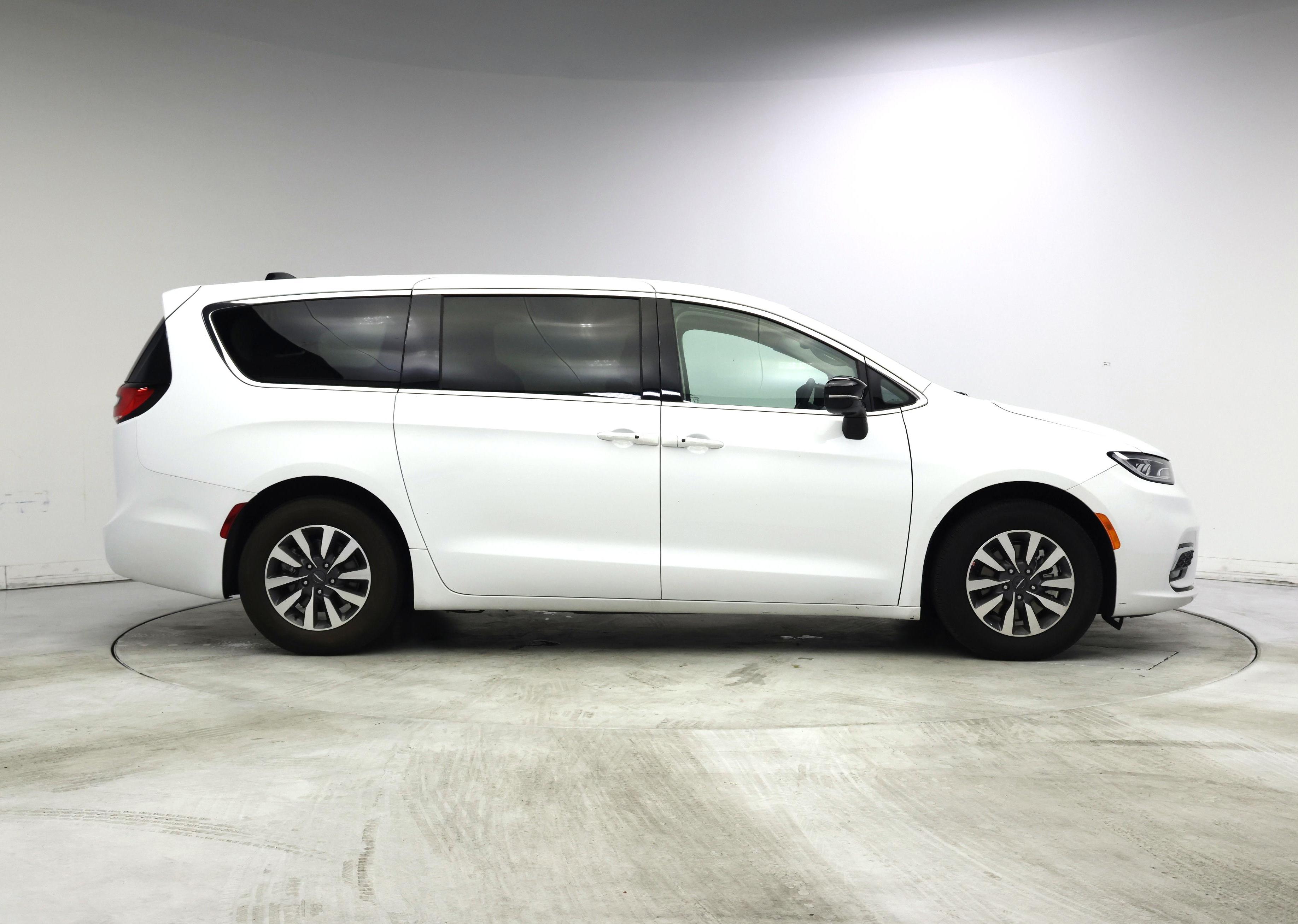 Thumbnail: 2024 Chrysler Pacifica - 7