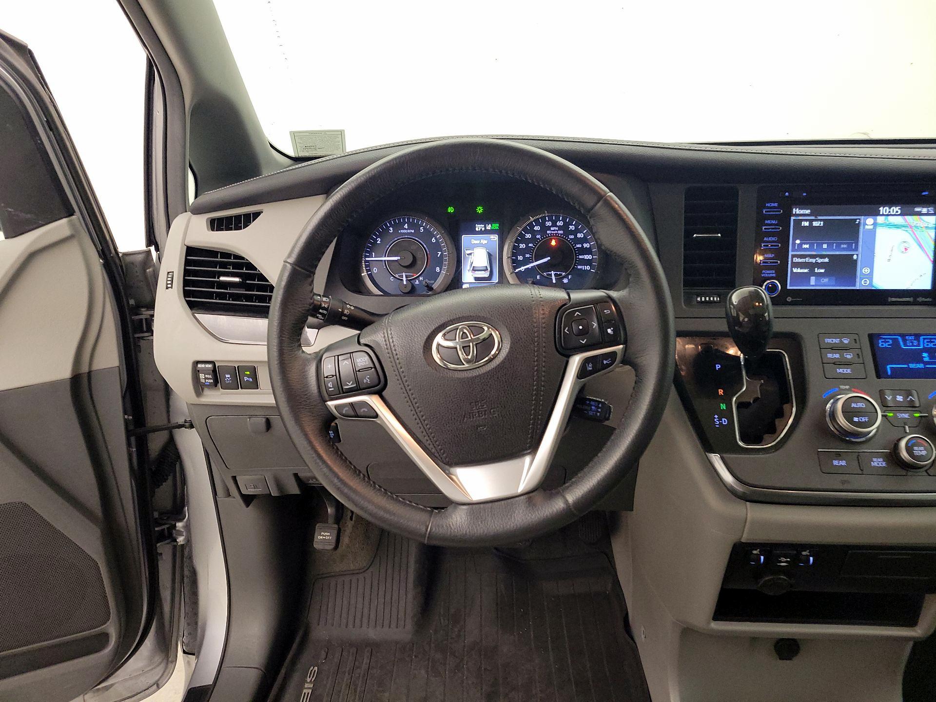 Thumbnail: 2018 Toyota Sienna - 10