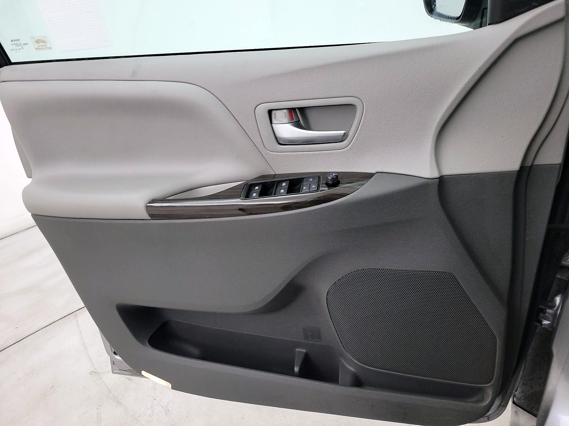 Thumbnail: 2018 Toyota Sienna - 12