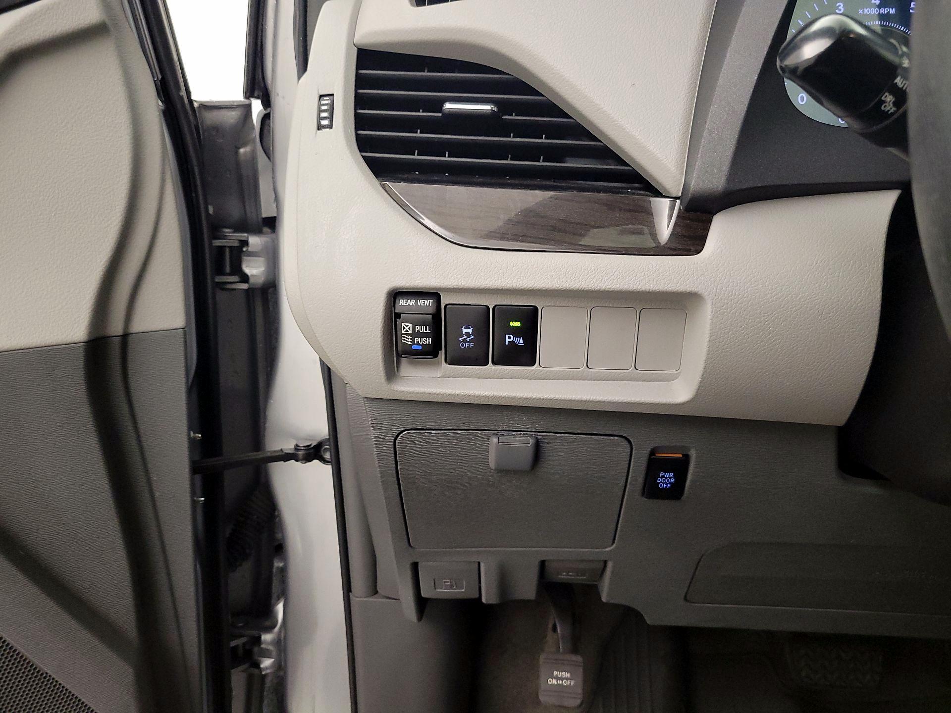Thumbnail: 2018 Toyota Sienna - 13