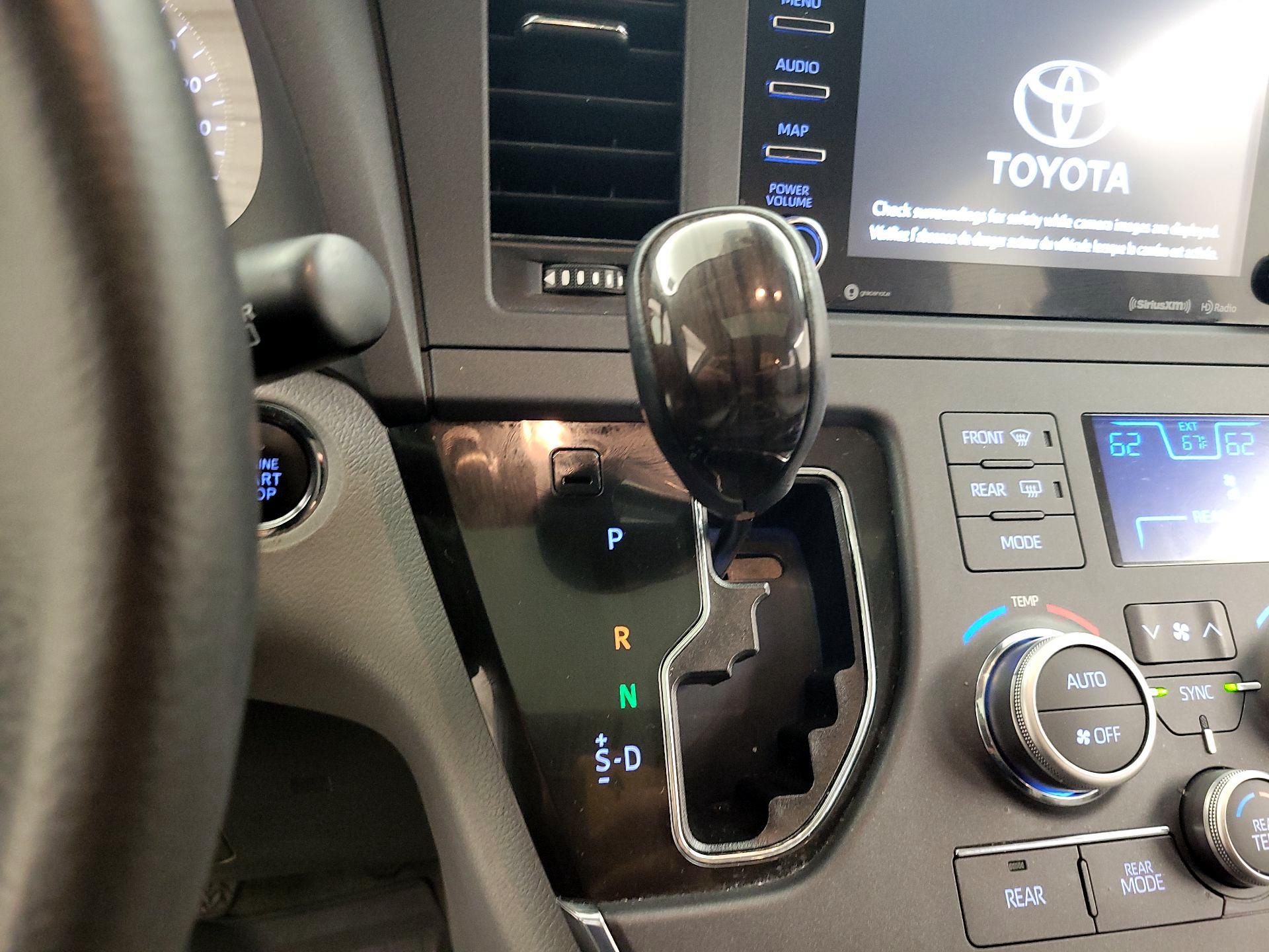 Thumbnail: 2018 Toyota Sienna - 17