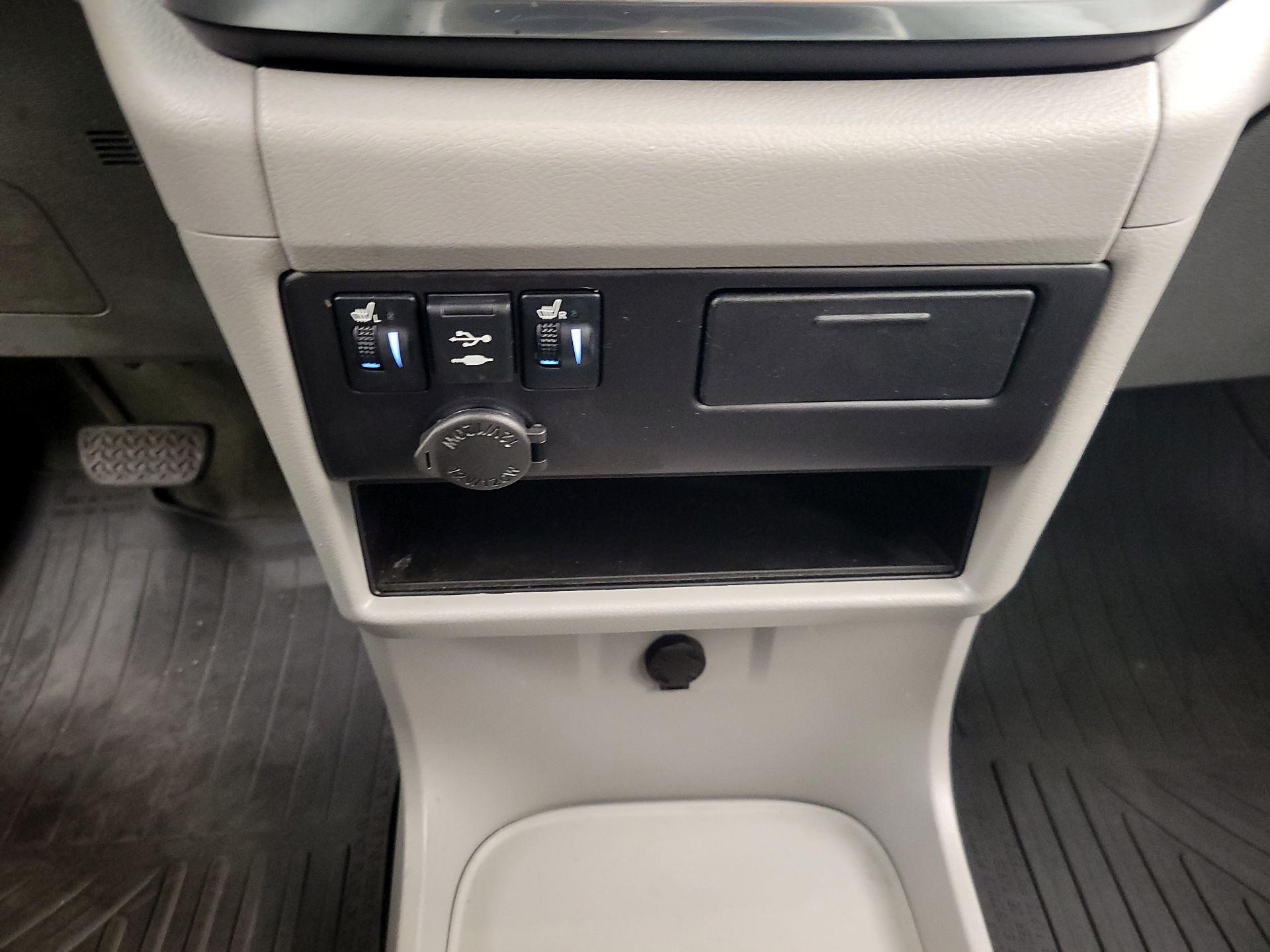 Thumbnail: 2018 Toyota Sienna - 18