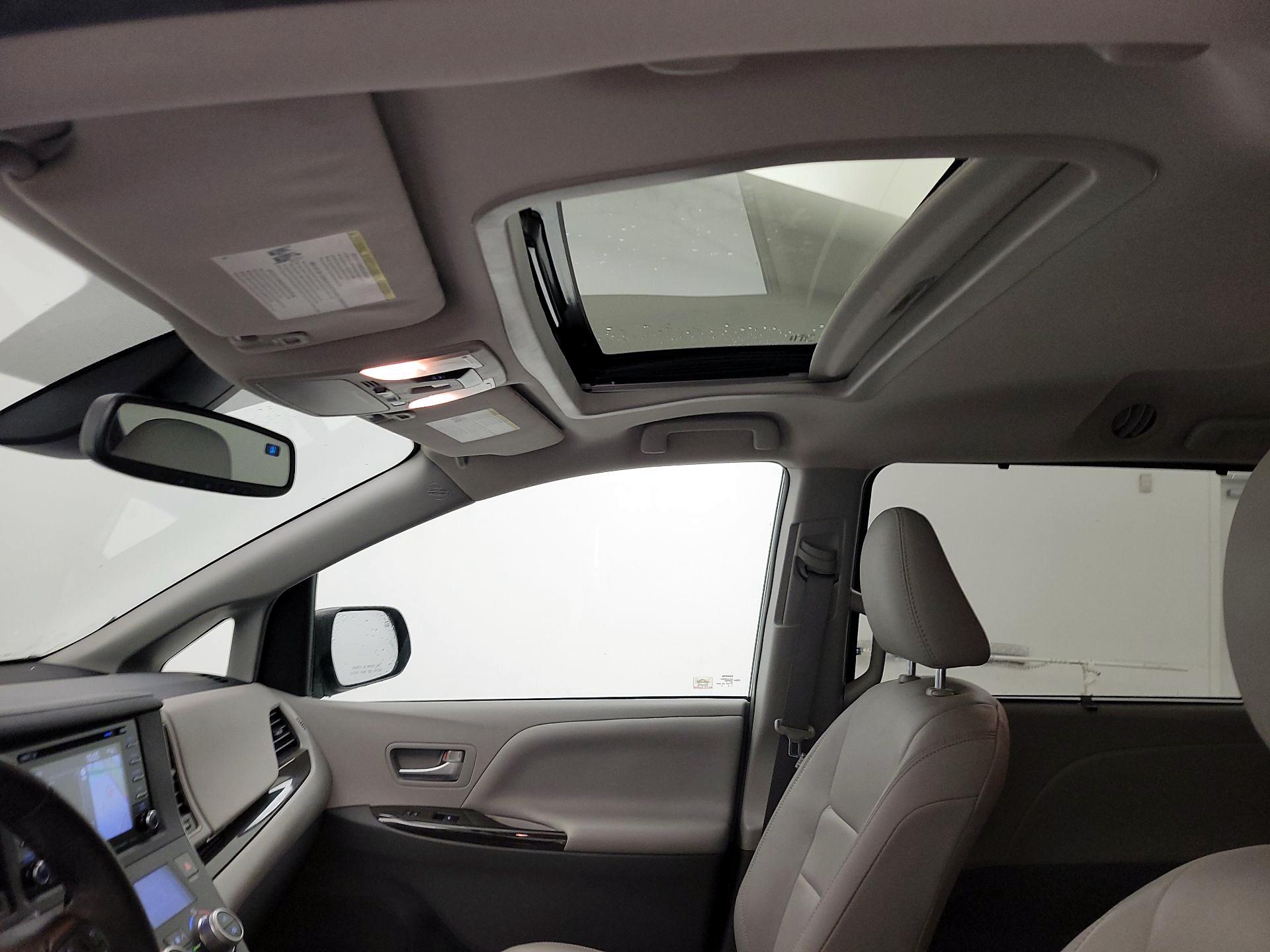 Thumbnail: 2018 Toyota Sienna - 19