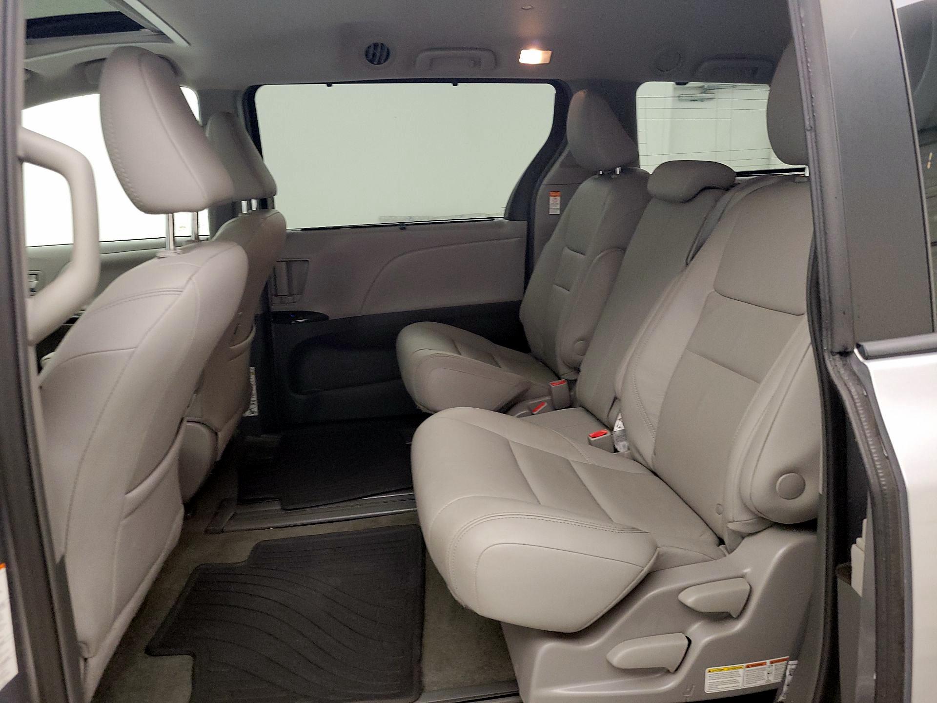 Thumbnail: 2018 Toyota Sienna - 20