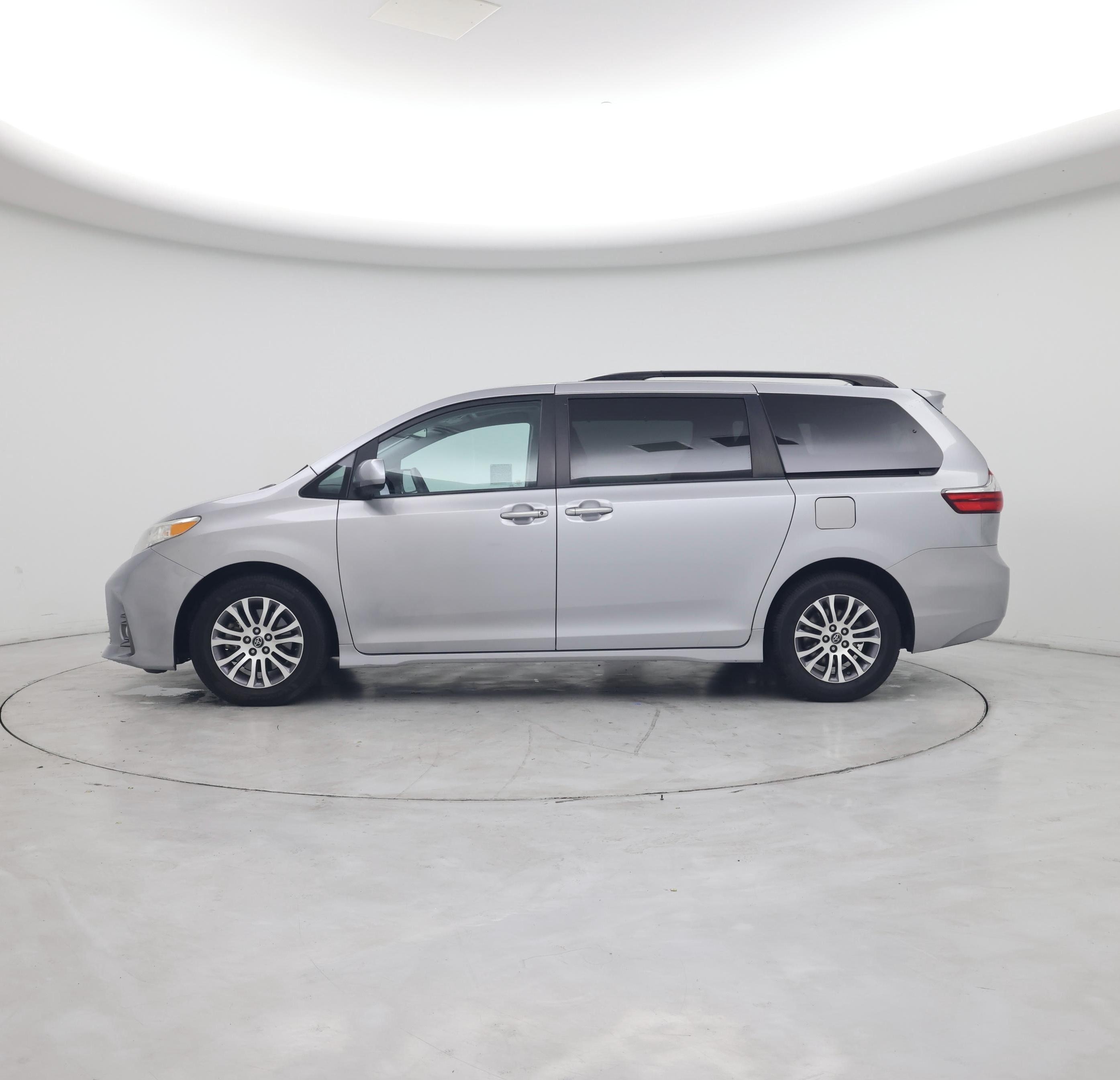 Thumbnail: 2018 Toyota Sienna - 3