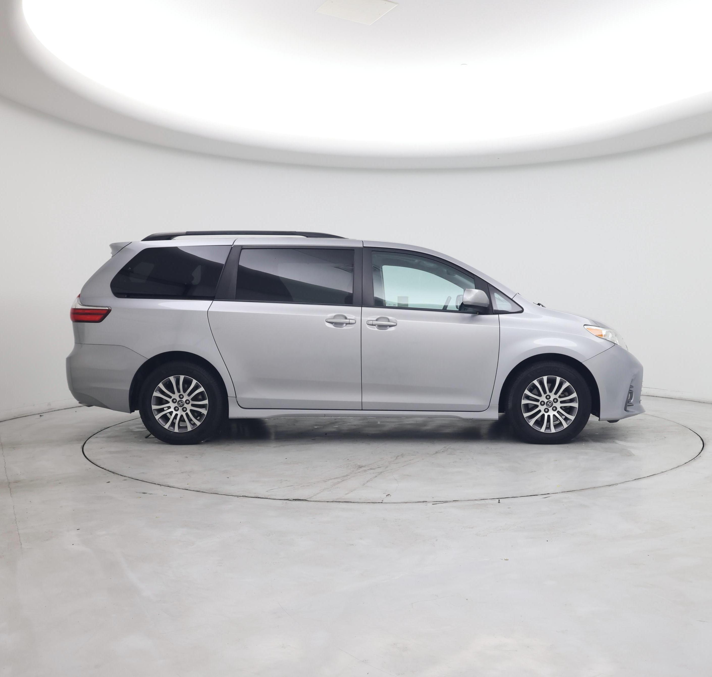 Thumbnail: 2018 Toyota Sienna - 7