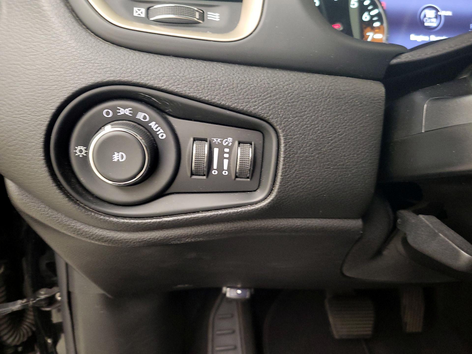 Thumbnail: 2016 Jeep Renegade - 13