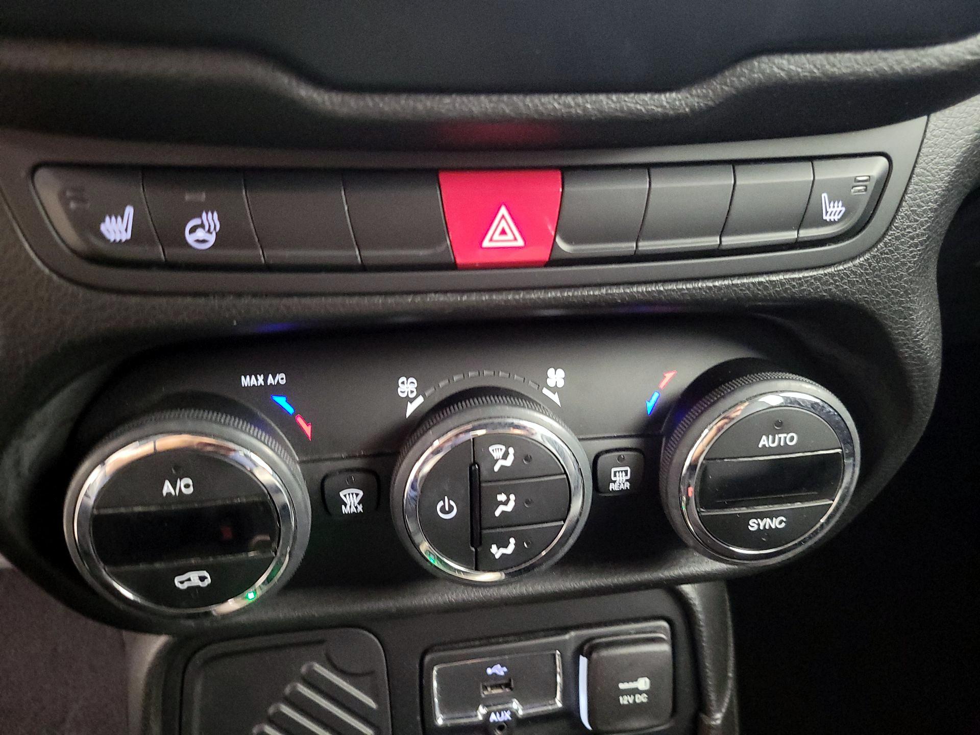 Thumbnail: 2016 Jeep Renegade - 17