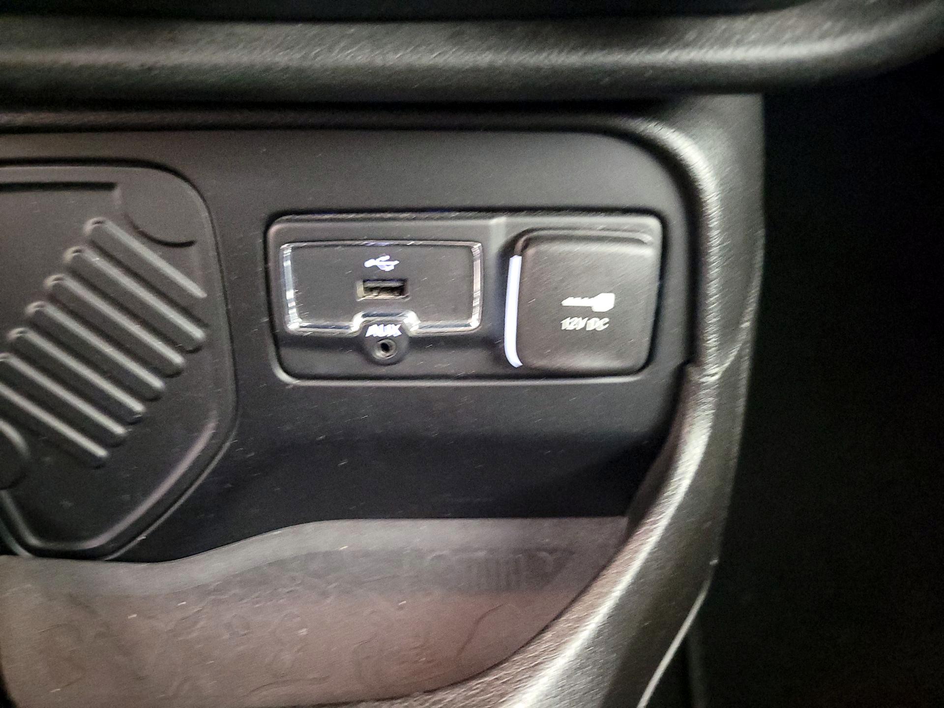 Thumbnail: 2016 Jeep Renegade - 19