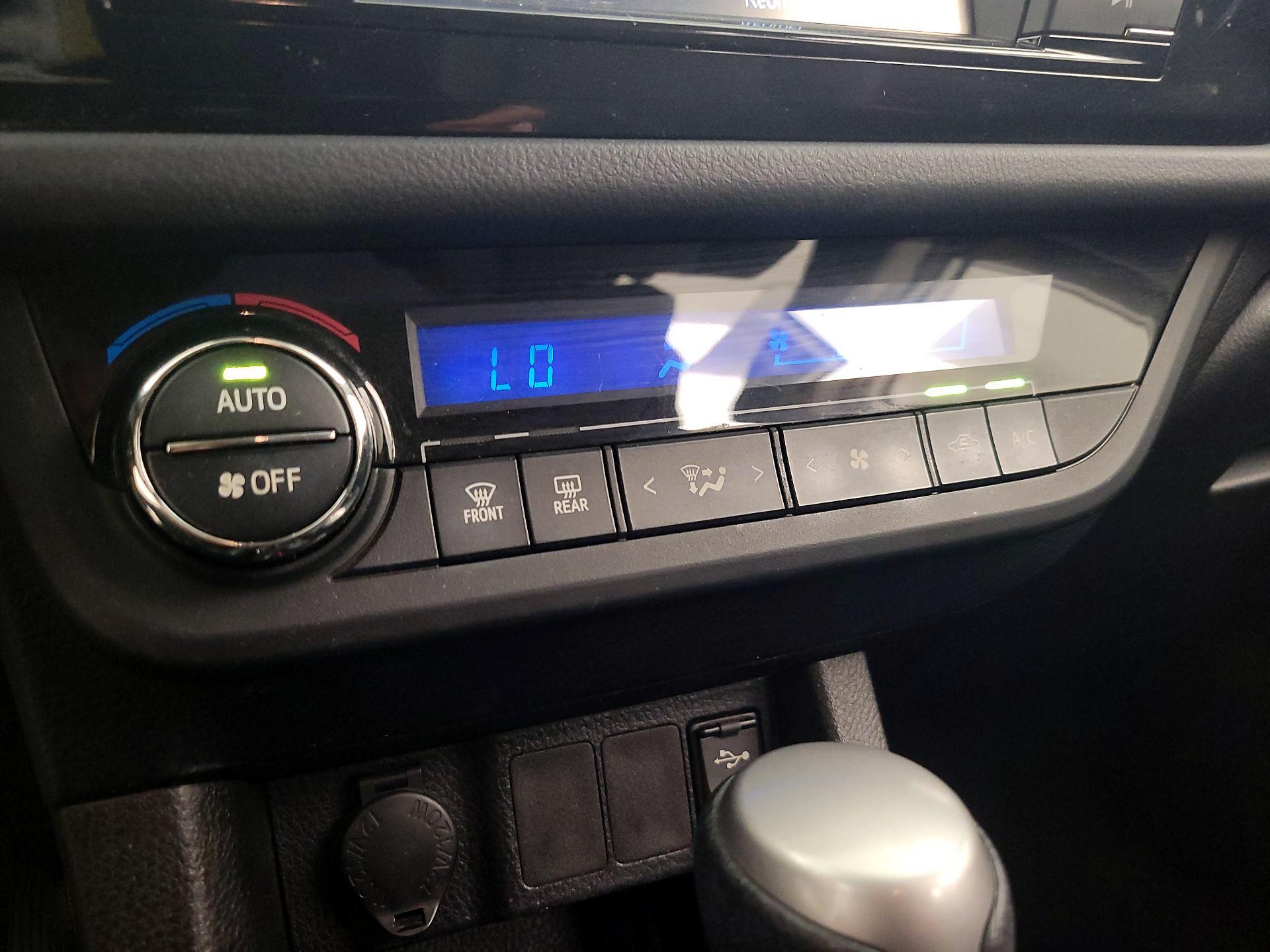 Thumbnail: 2015 Toyota Corolla - 16