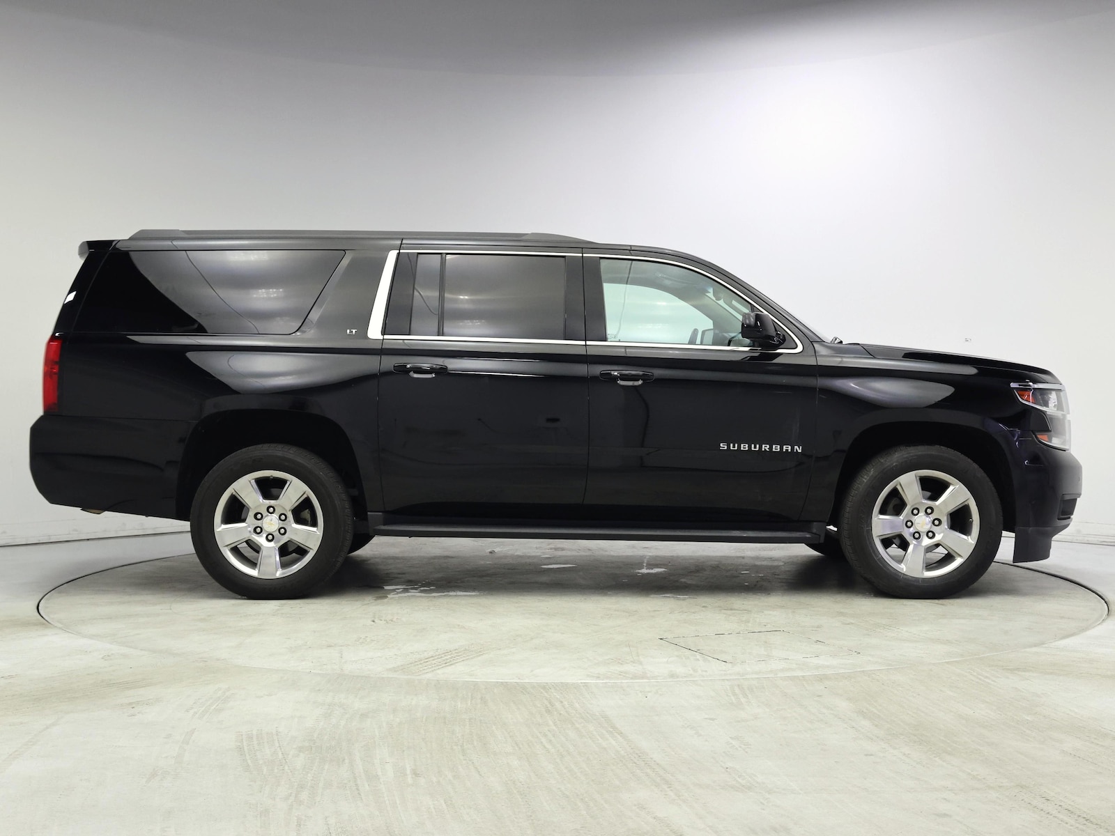 2018 Chevrolet Suburban LT - Photo 8