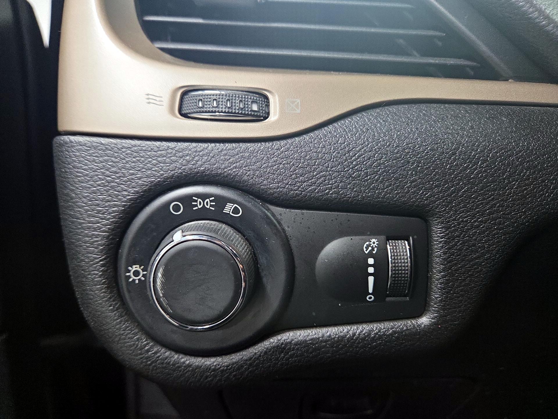 Thumbnail: 2015 Jeep Cherokee - 13