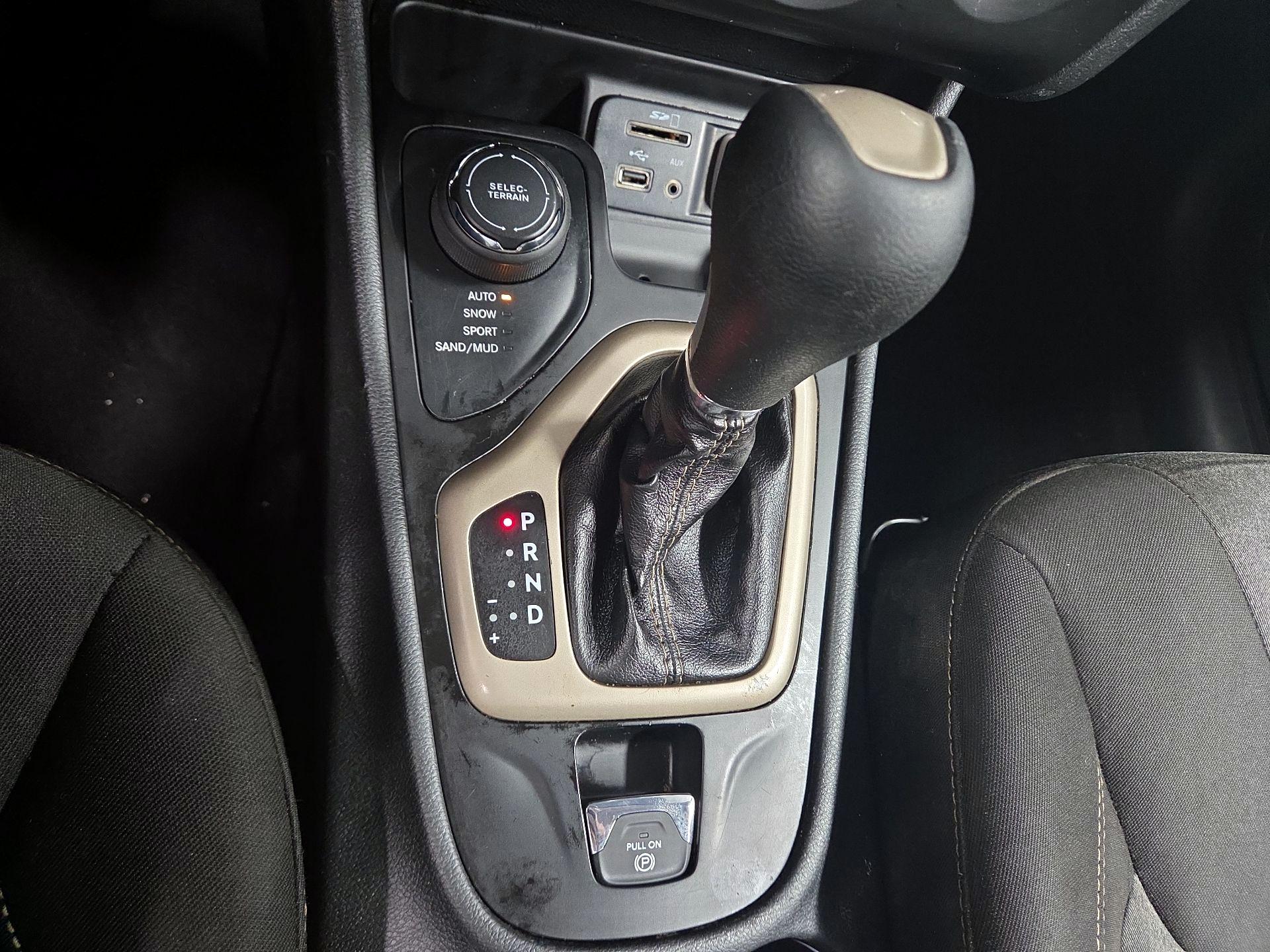 Thumbnail: 2015 Jeep Cherokee - 17