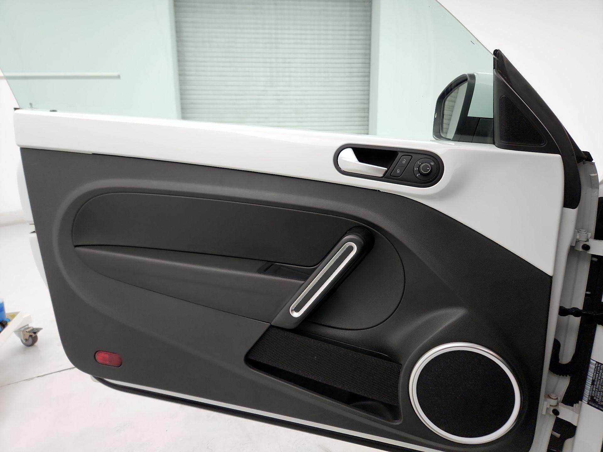 Thumbnail: 2015 Volkswagen Beetle - 12