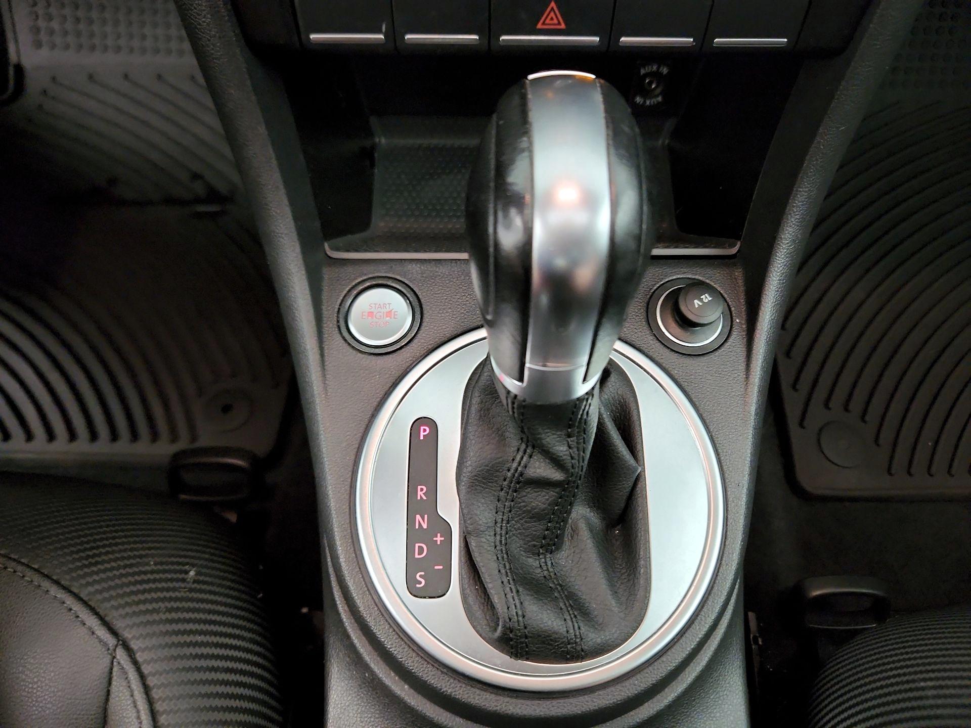 Thumbnail: 2015 Volkswagen Beetle - 17
