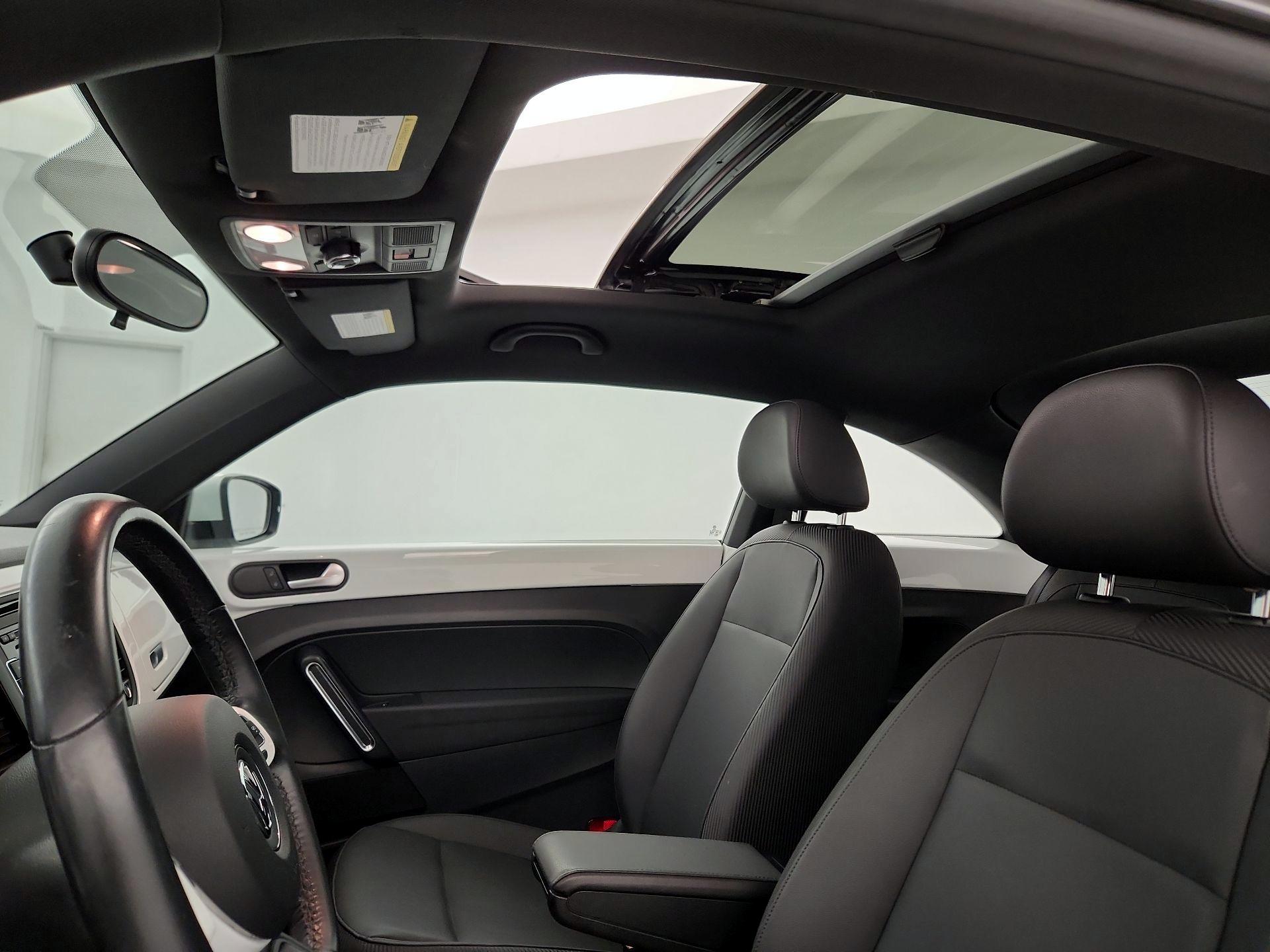 Thumbnail: 2015 Volkswagen Beetle - 19