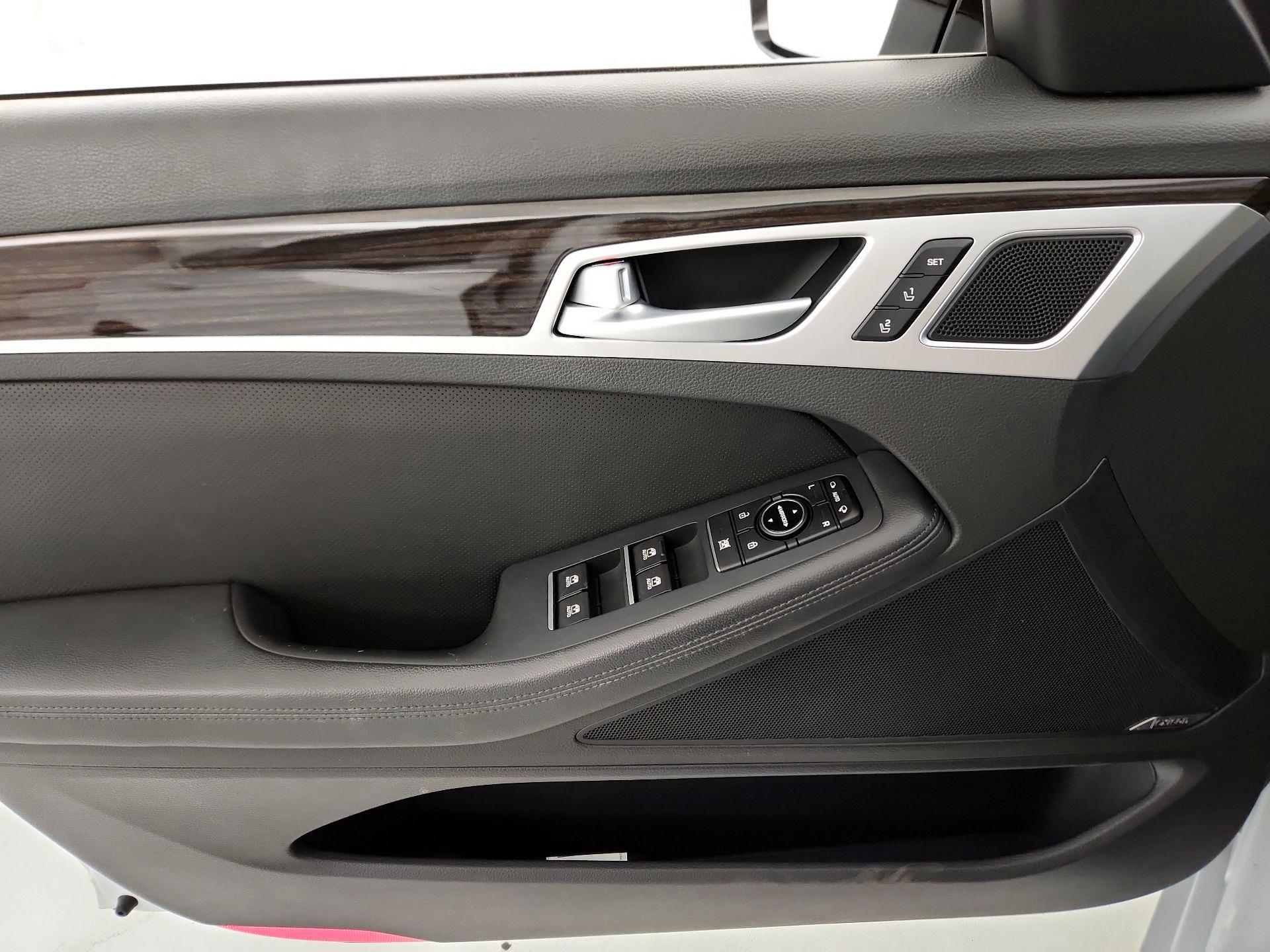 Thumbnail: 2017 Genesis G80 - 12