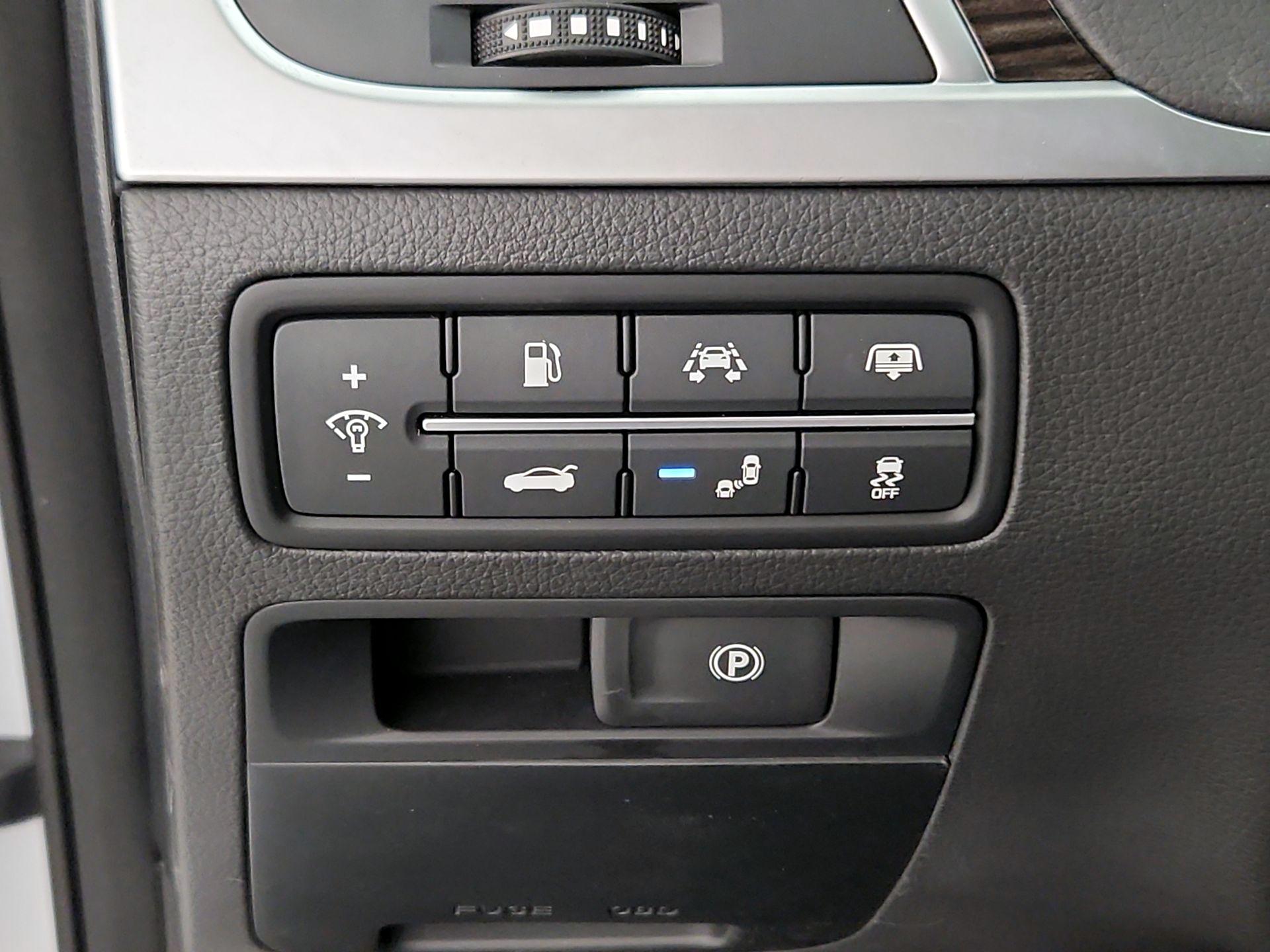 Thumbnail: 2017 Genesis G80 - 13