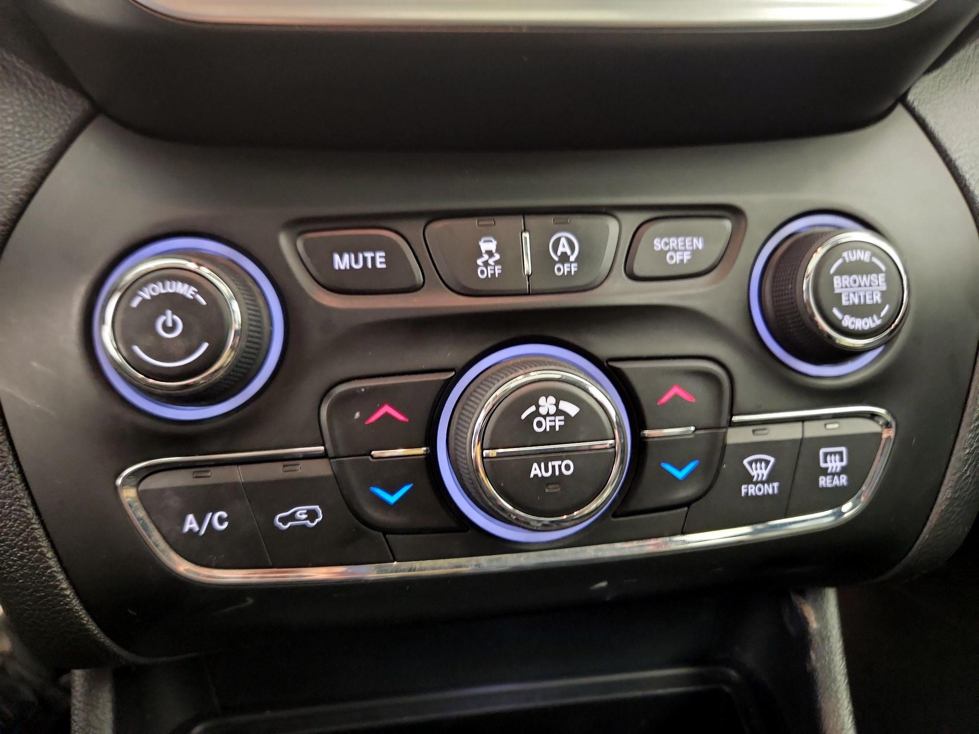 Thumbnail: 2019 Jeep Cherokee - 17