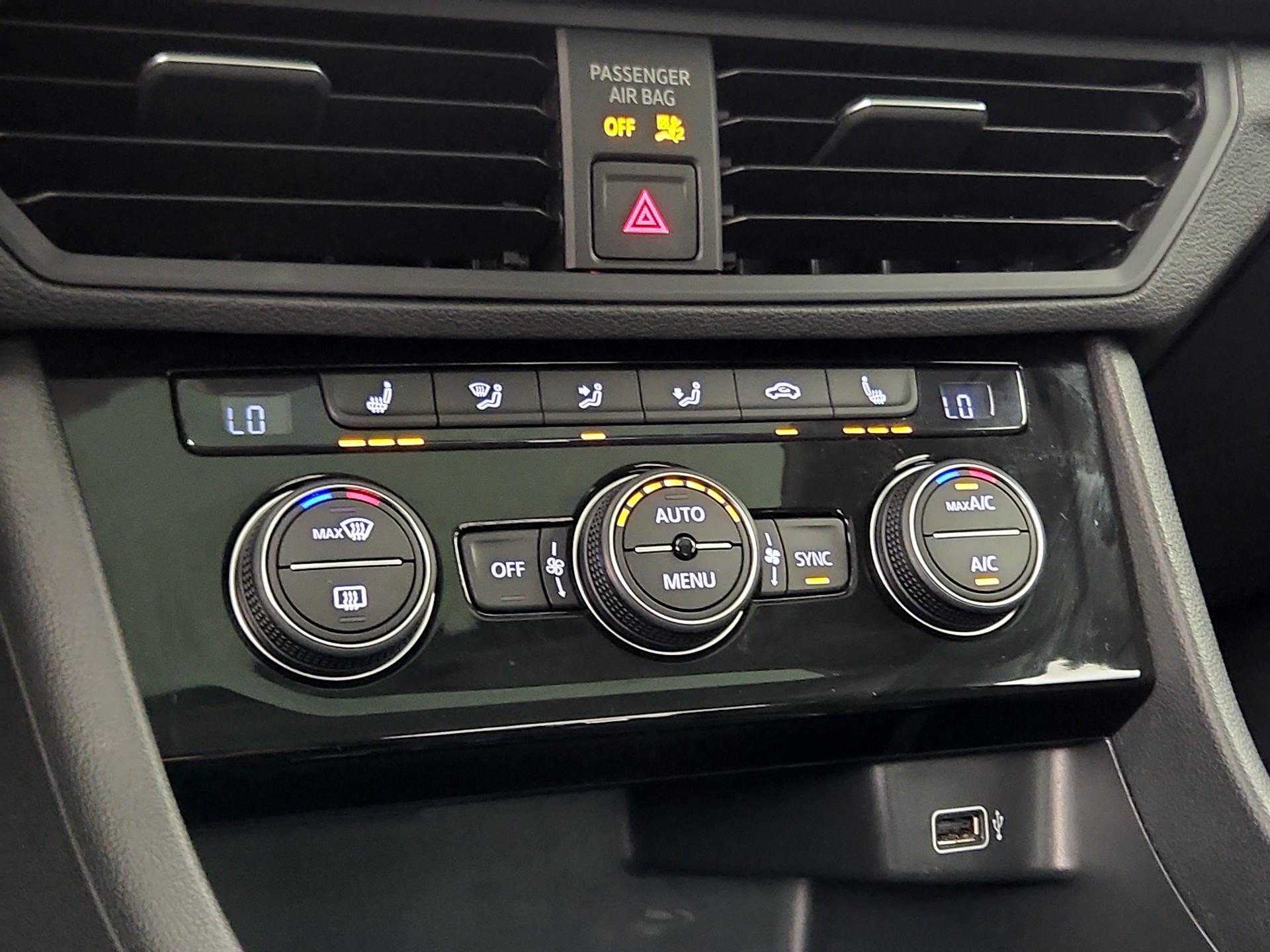 Thumbnail: 2019 Volkswagen Jetta - 16