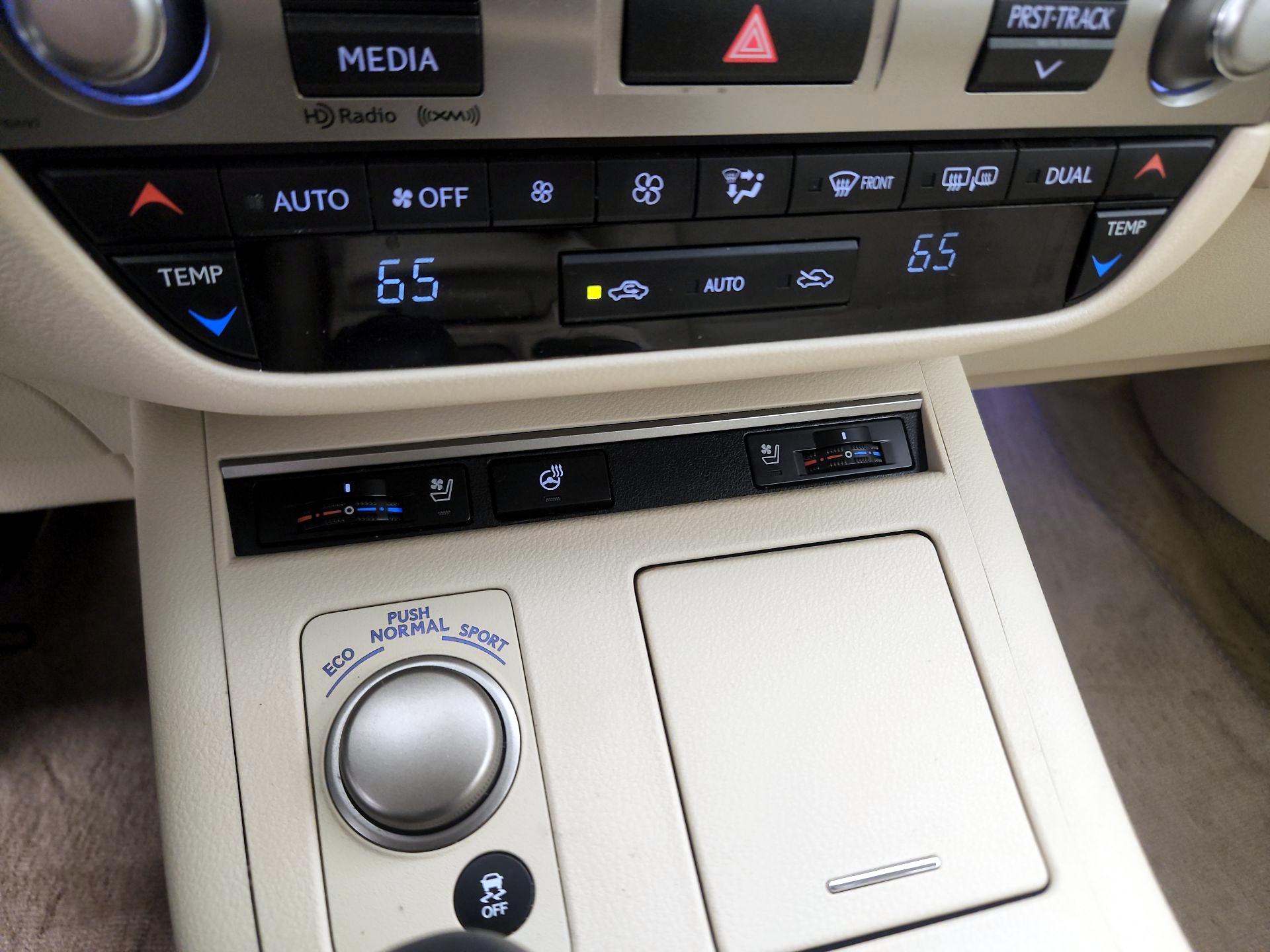 Thumbnail: 2014 Lexus ES - 16