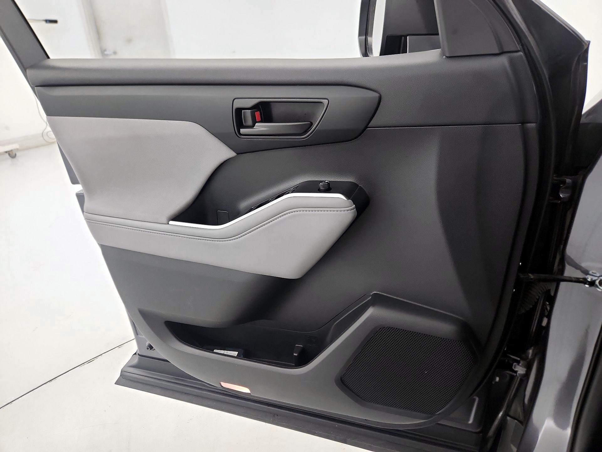 Thumbnail: 2022 Toyota Highlander - 12