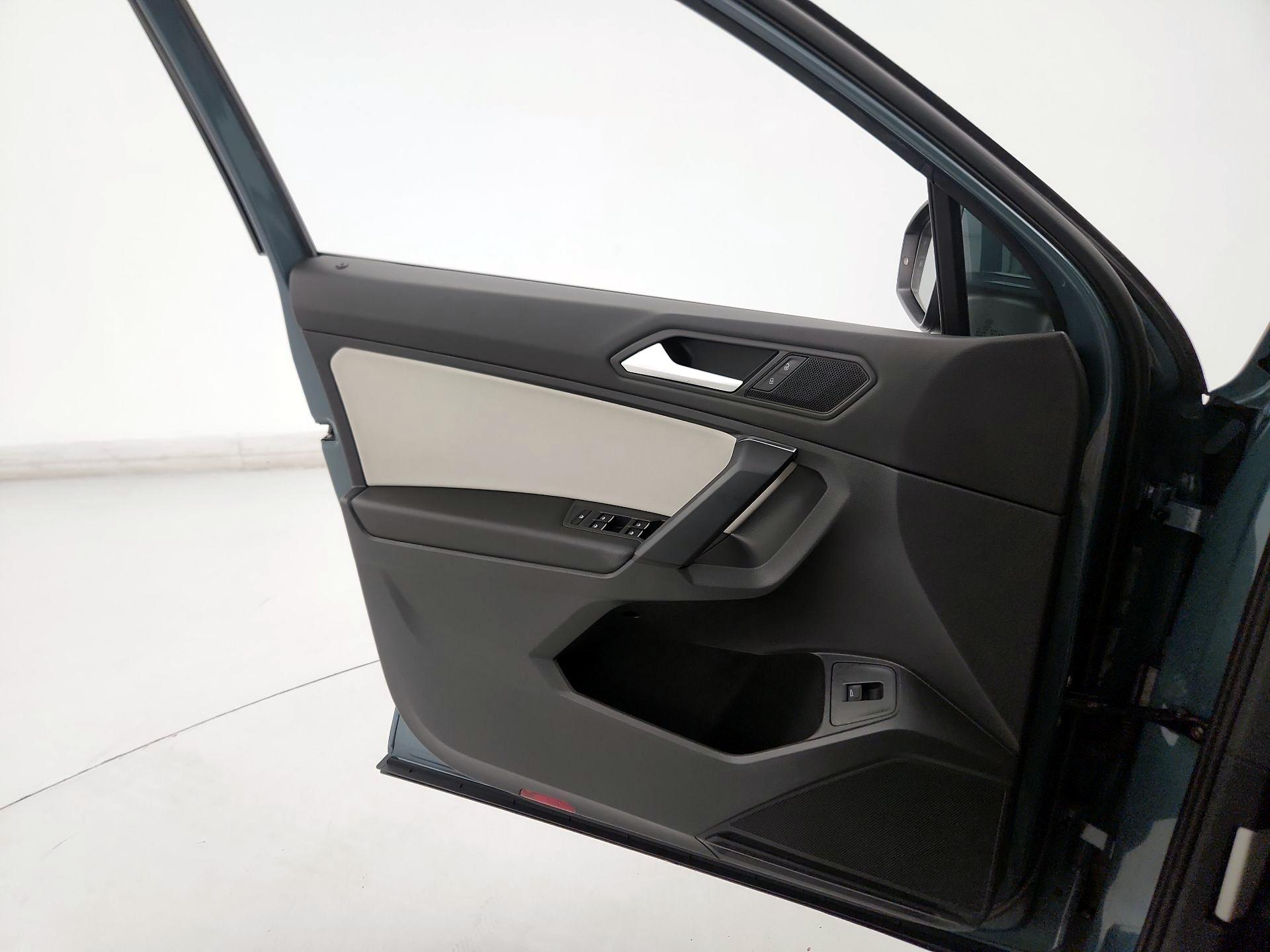 Thumbnail: 2019 Volkswagen Tiguan - 12