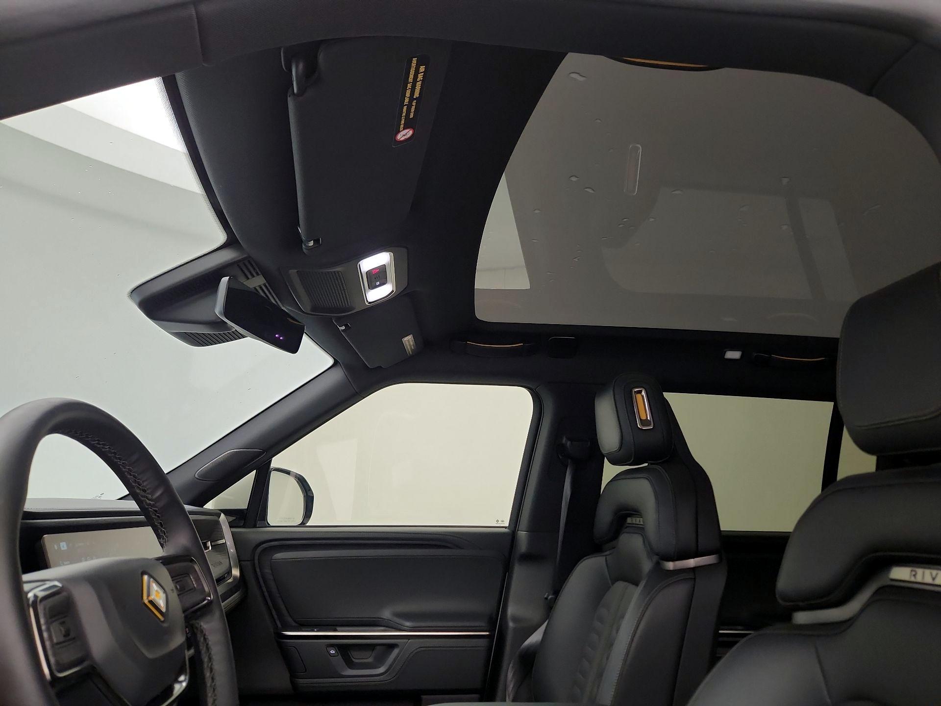 Thumbnail: 2025 Rivian R1S - 18