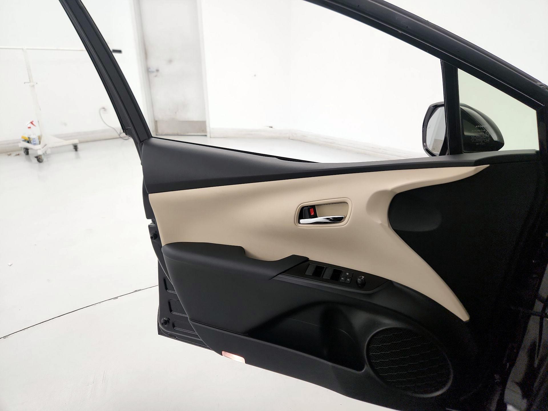 Thumbnail: 2019 Toyota Prius - 12