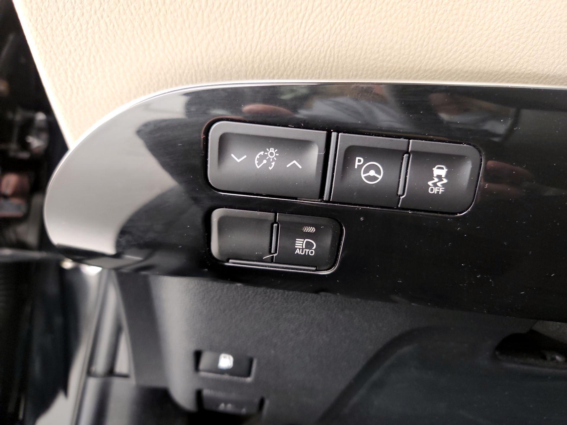 Thumbnail: 2019 Toyota Prius - 13