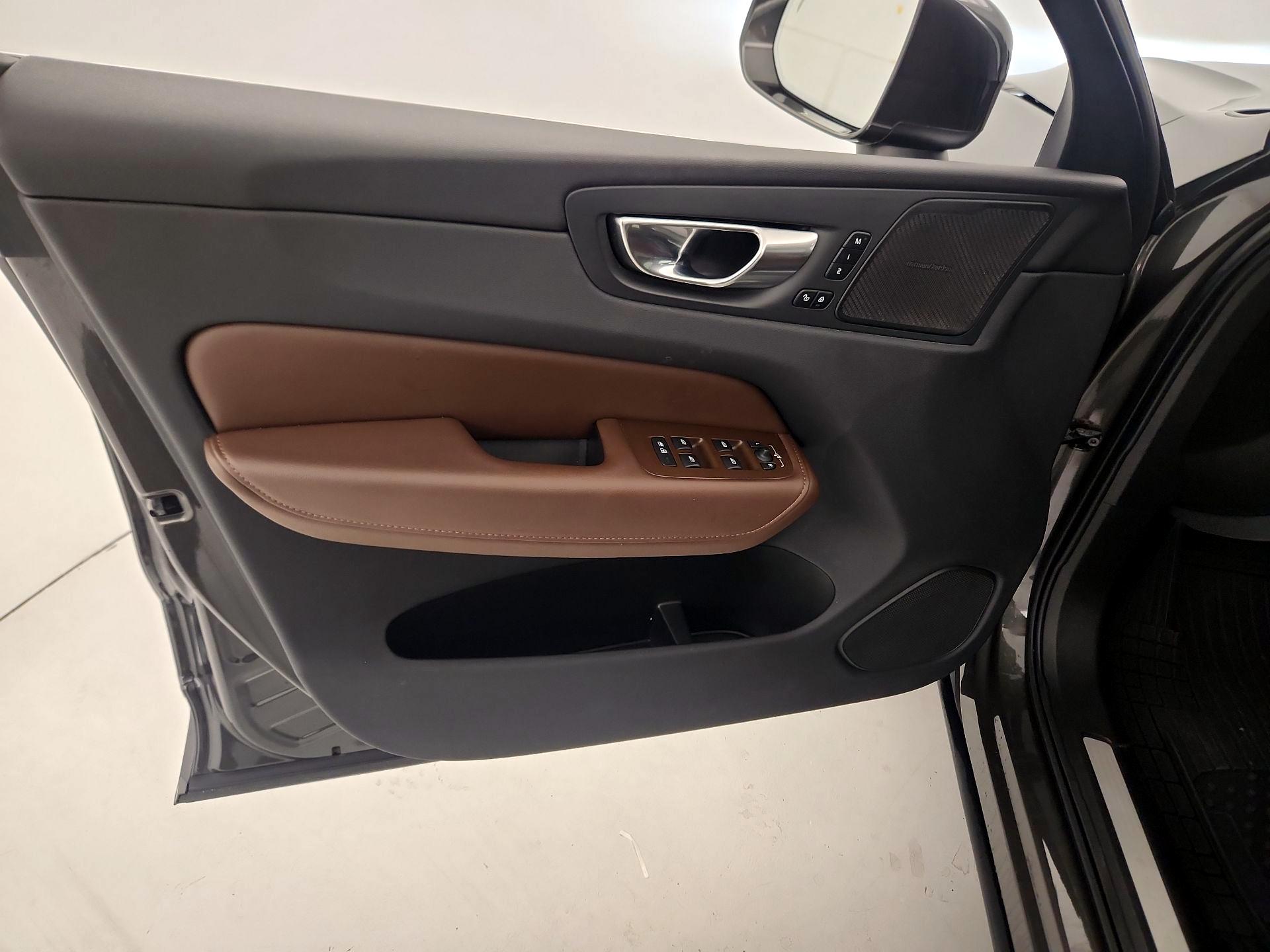 Thumbnail: 2022 Volvo XC60 - 12