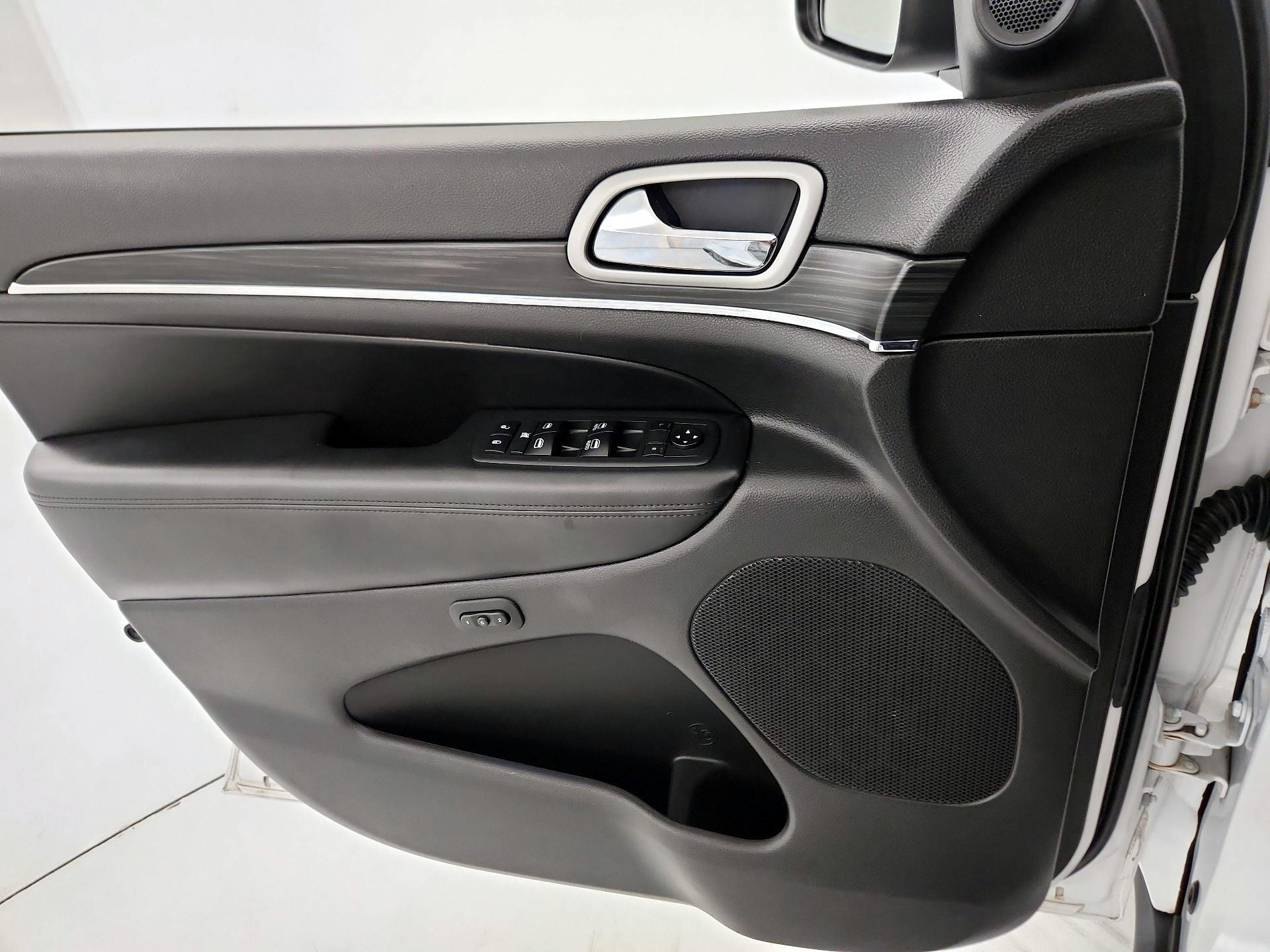 Thumbnail: 2020 Jeep Grand Cherokee - 12