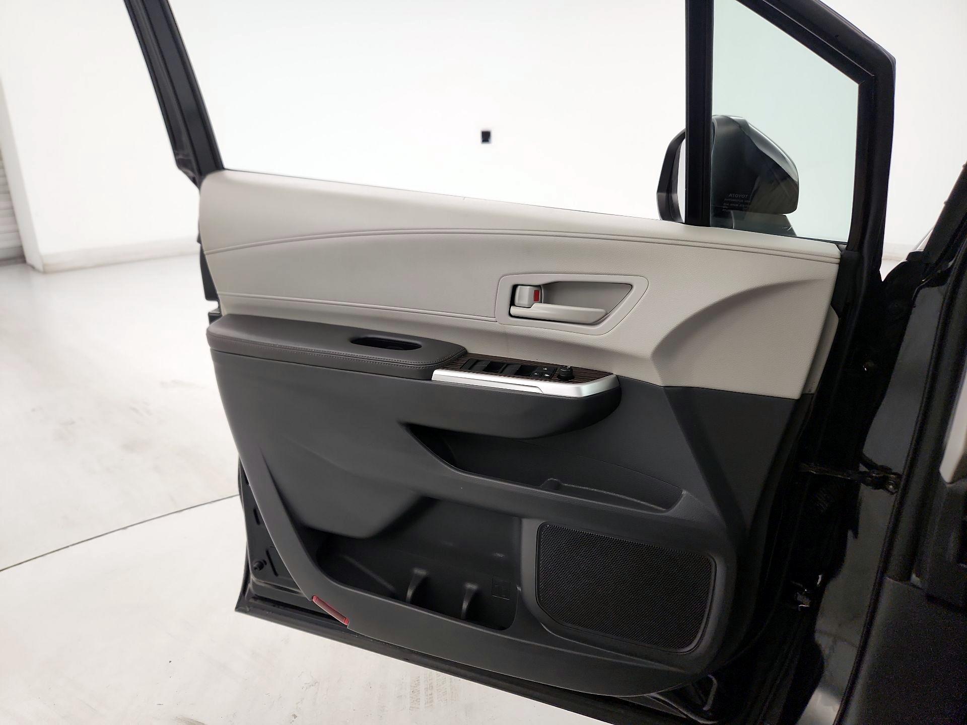 Thumbnail: 2021 Toyota Sienna - 12