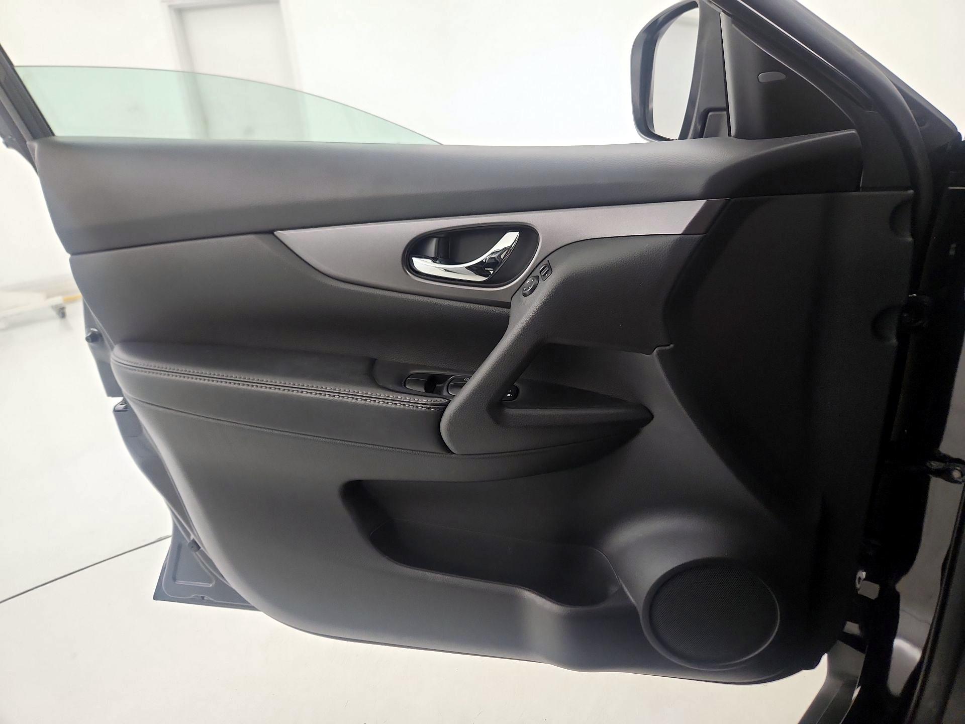 Thumbnail: 2015 Nissan Rogue - 12