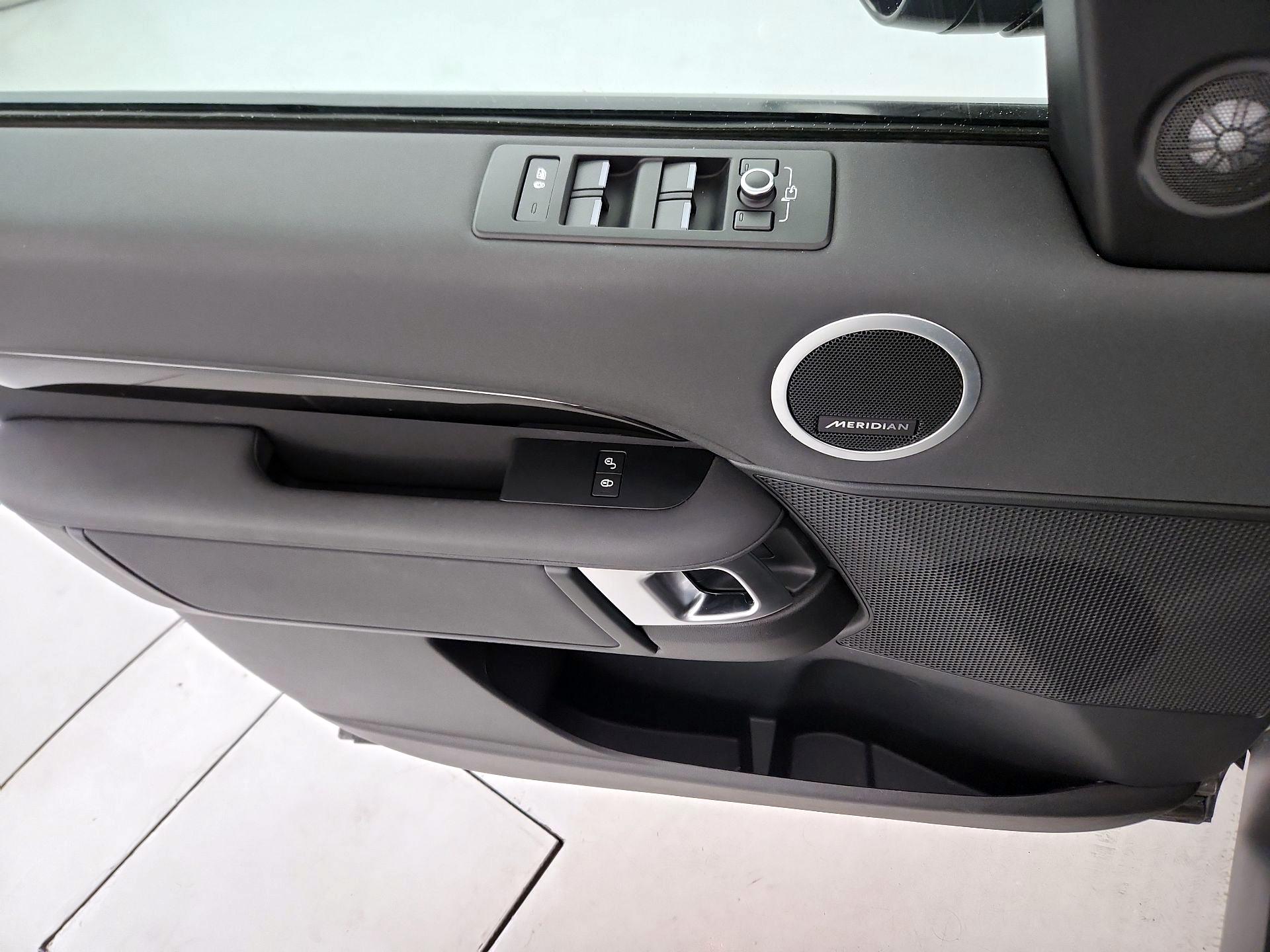 Thumbnail: 2019 Land Rover Discovery - 12