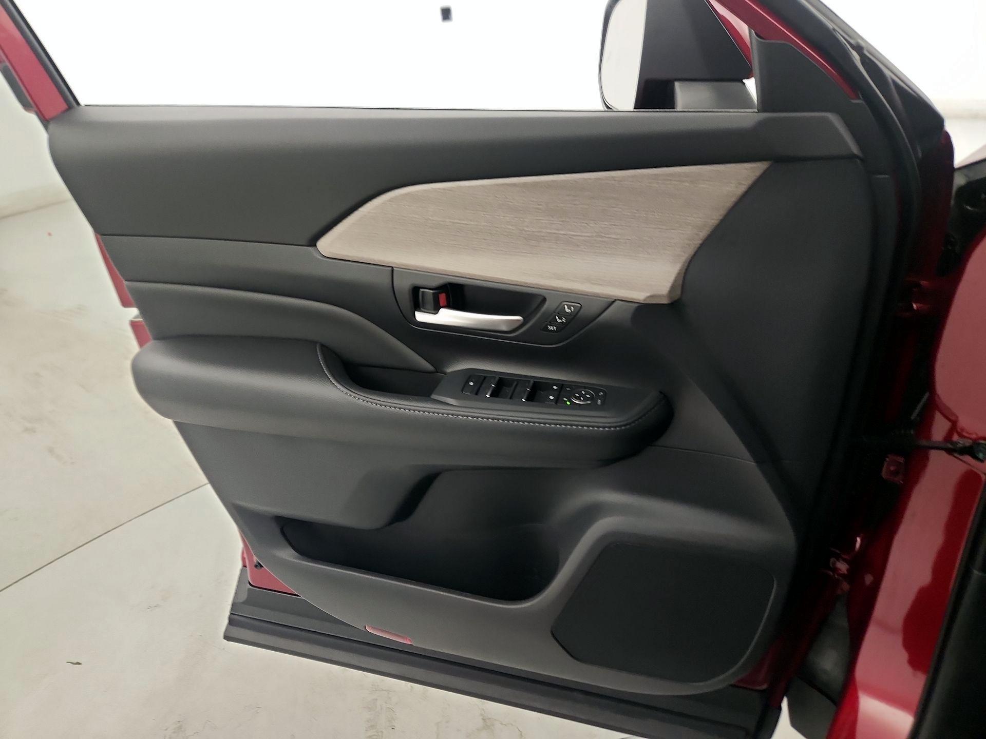 Thumbnail: 2026 Toyota Highlander - 12