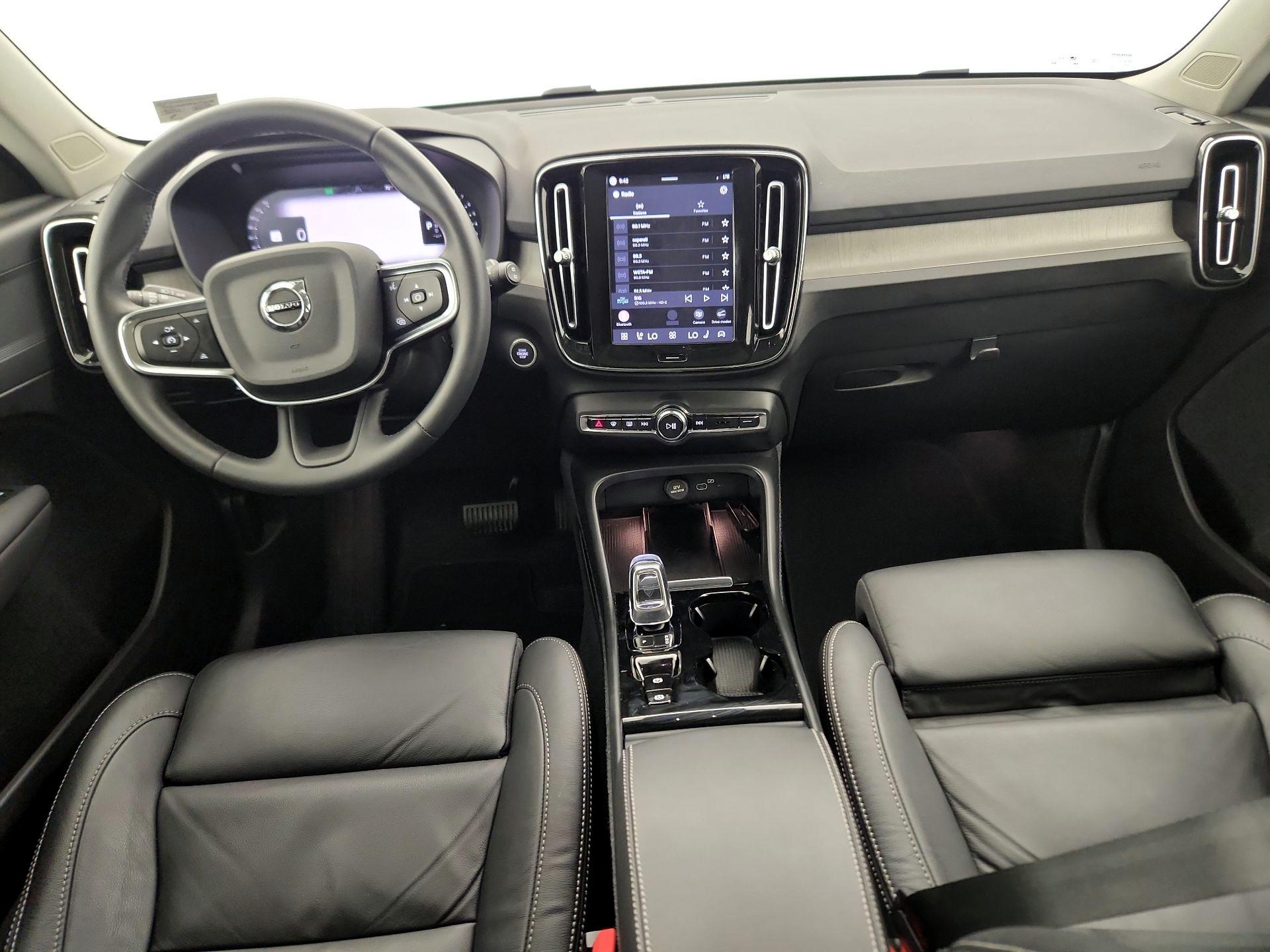 Thumbnail: 2023 Volvo XC40 - 9