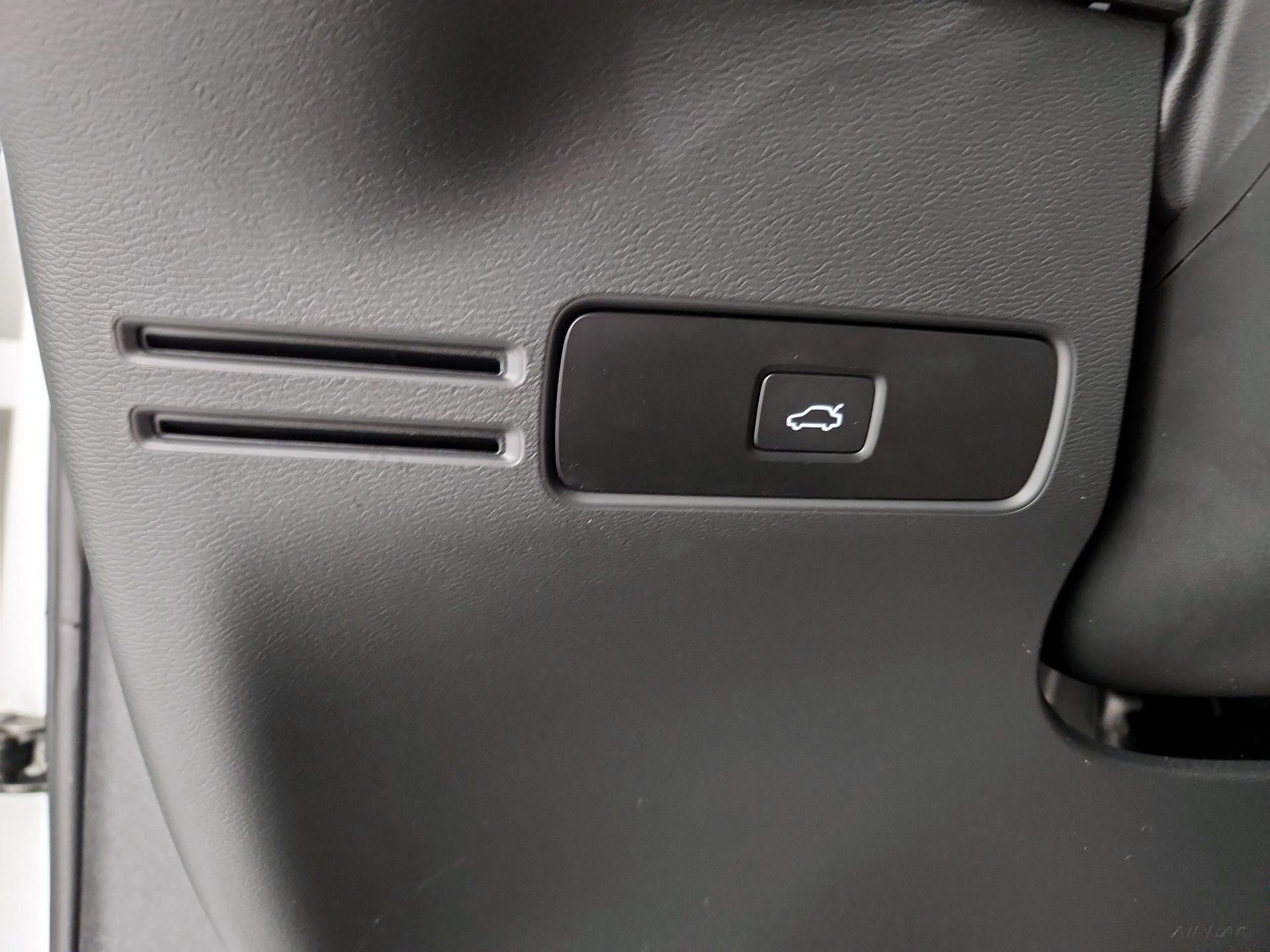 Thumbnail: 2023 Volvo XC40 - 13