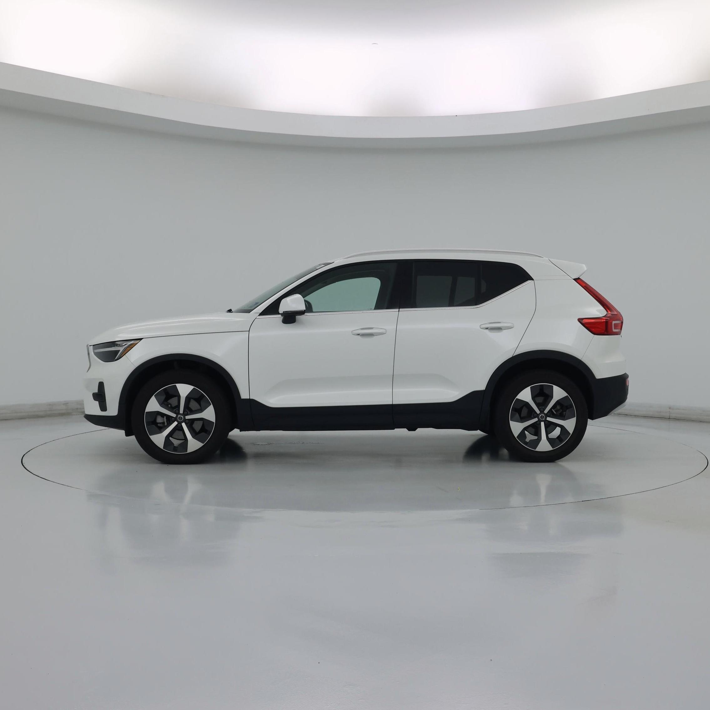 Thumbnail: 2023 Volvo XC40 - 3