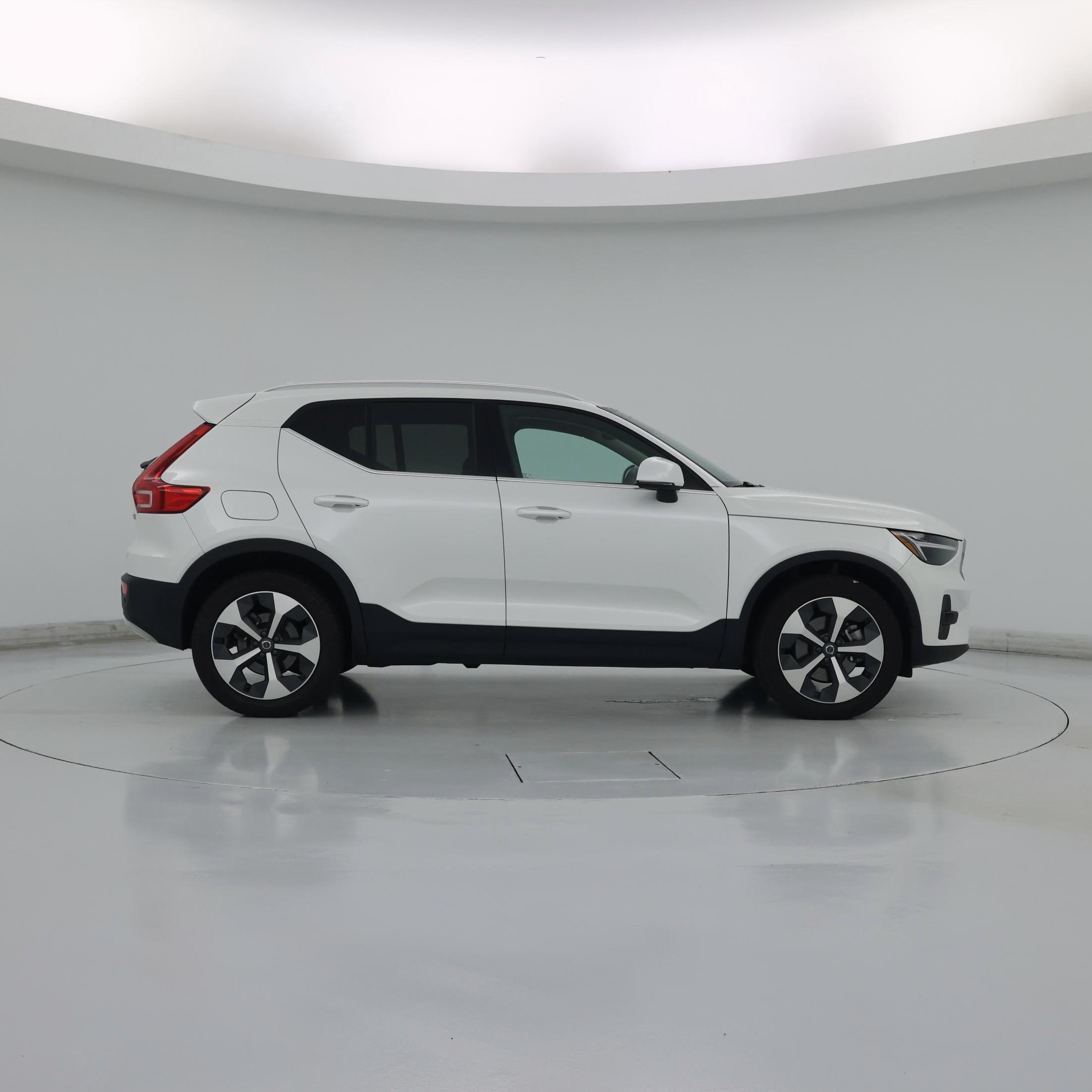 Thumbnail: 2023 Volvo XC40 - 7