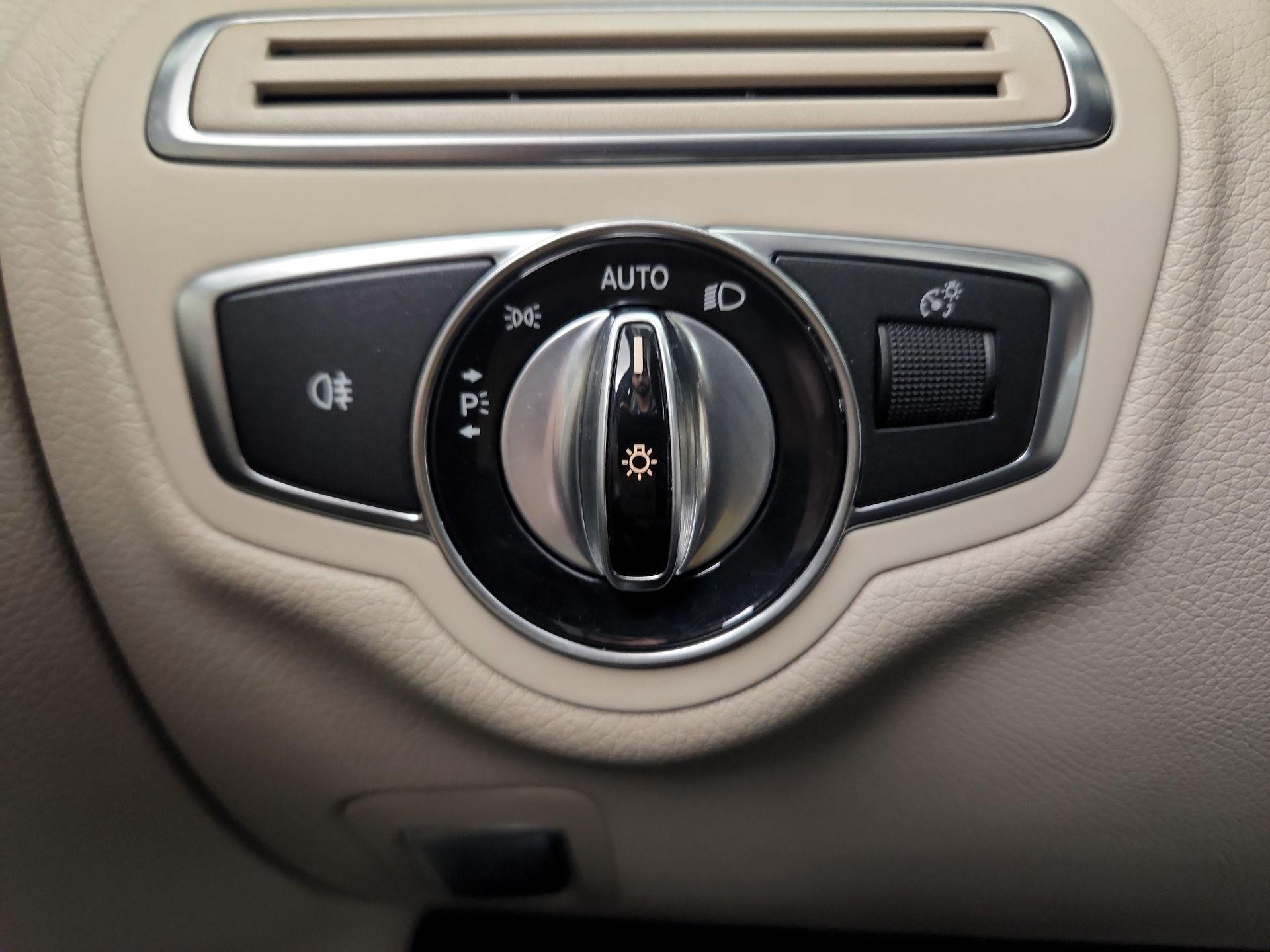Thumbnail: 2015 Mercedes-Benz C-Class - 13