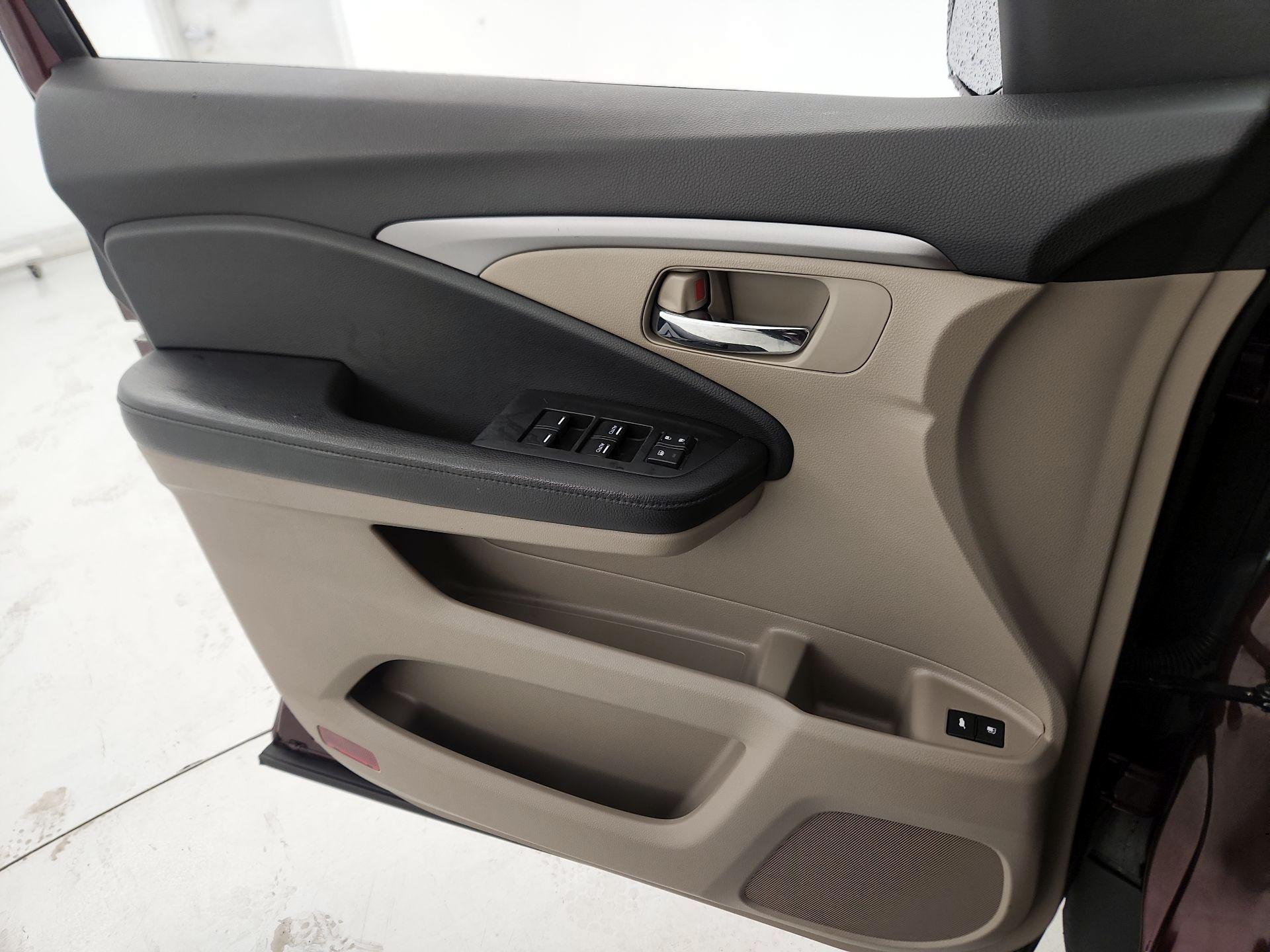 Thumbnail: 2017 Honda Pilot - 12