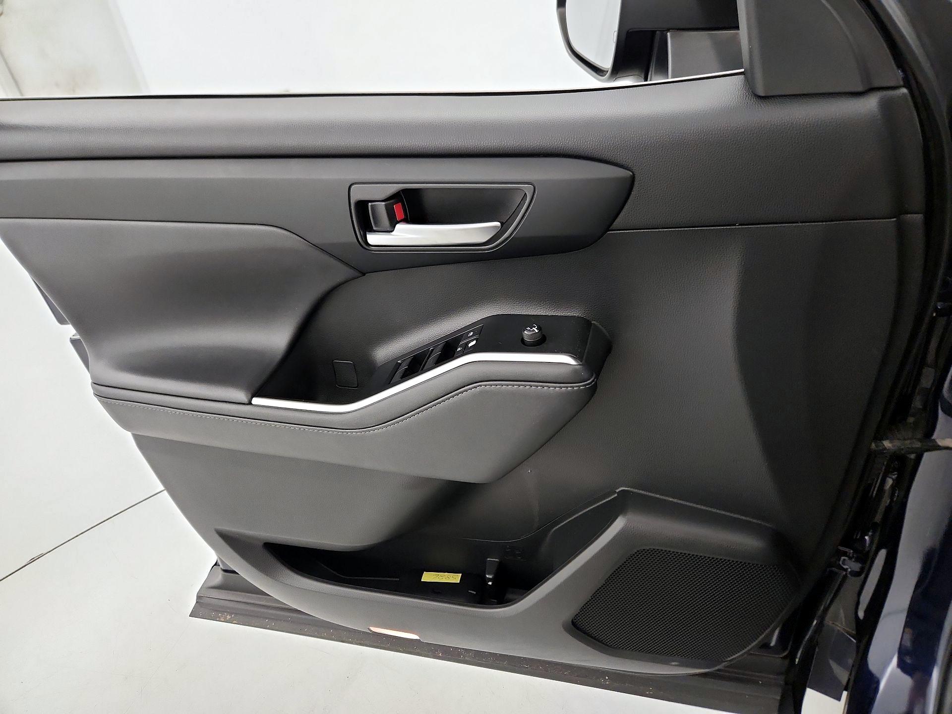 Thumbnail: 2020 Toyota Highlander - 12