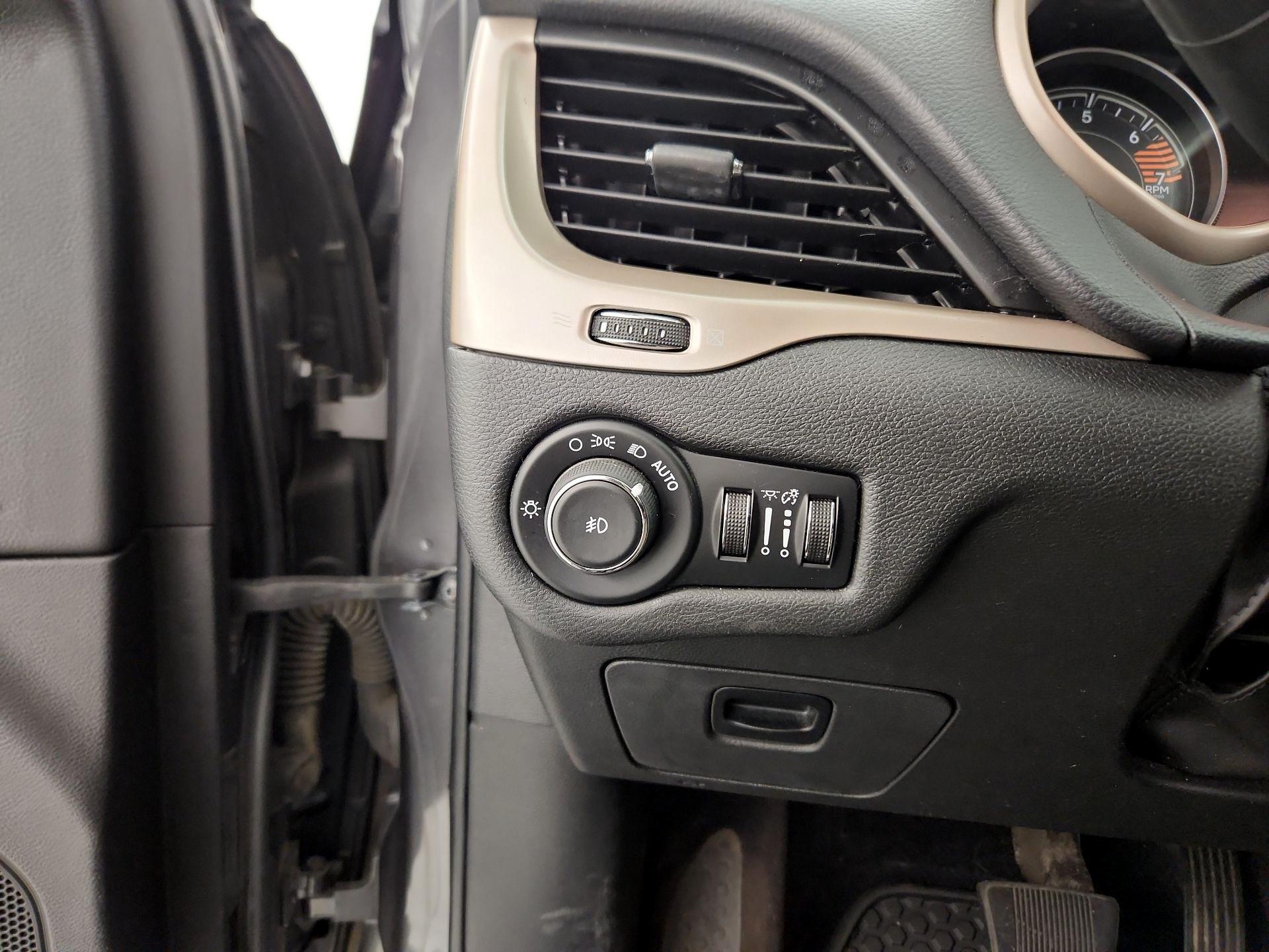 Thumbnail: 2016 Jeep Cherokee - 13