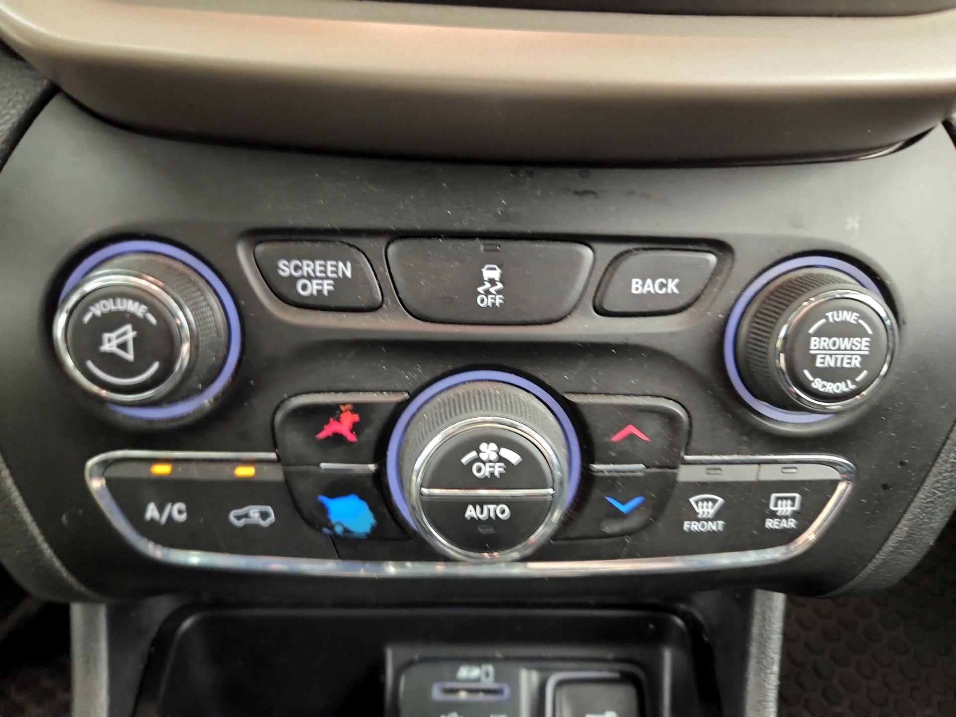 Thumbnail: 2016 Jeep Cherokee - 16