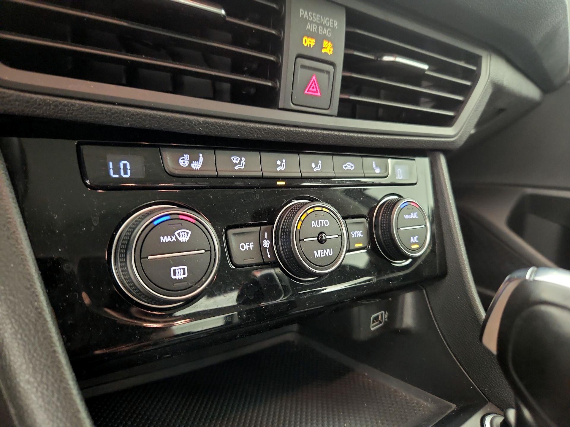Thumbnail: 2019 Volkswagen Jetta - 16