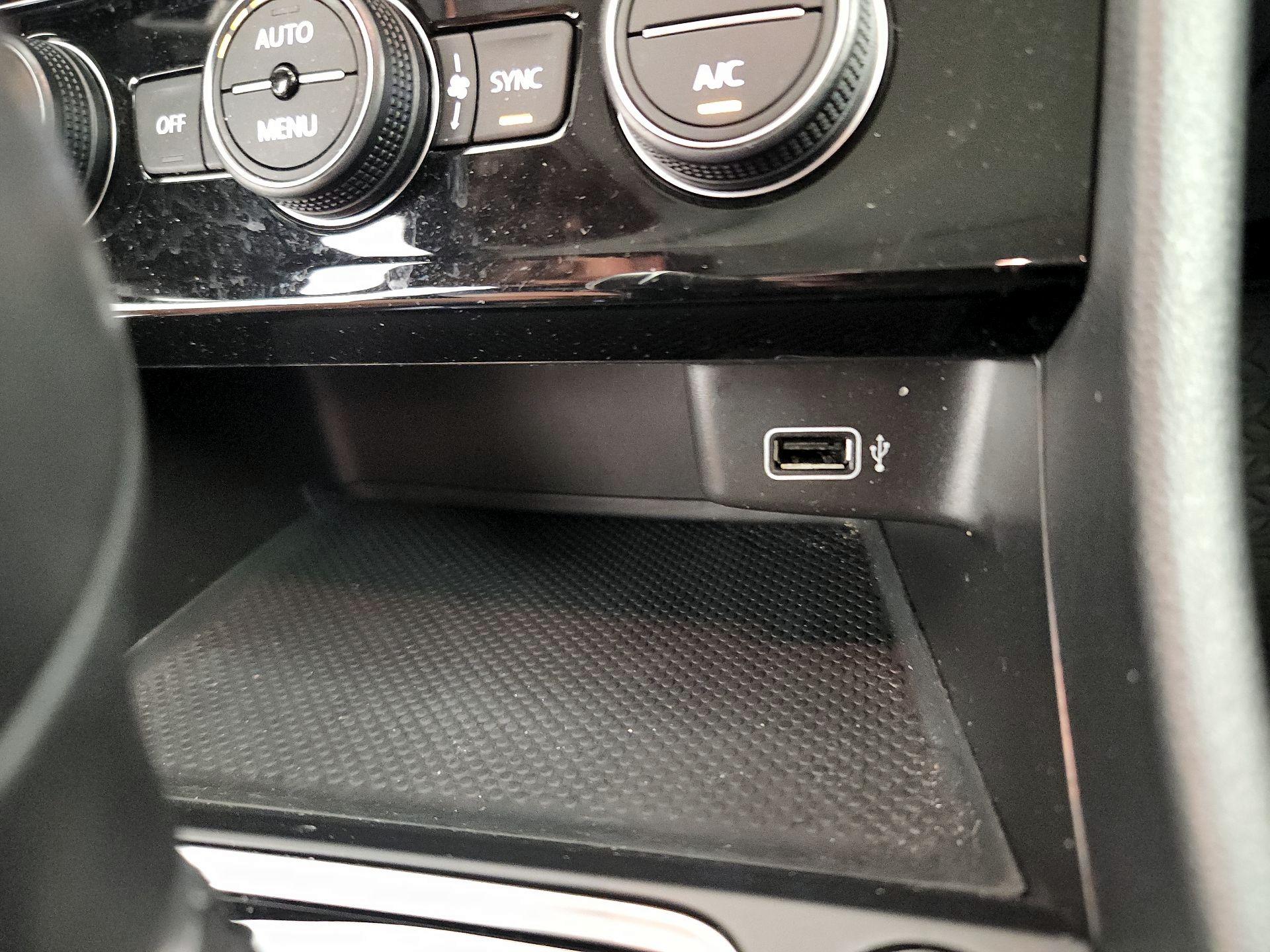 Thumbnail: 2019 Volkswagen Jetta - 18
