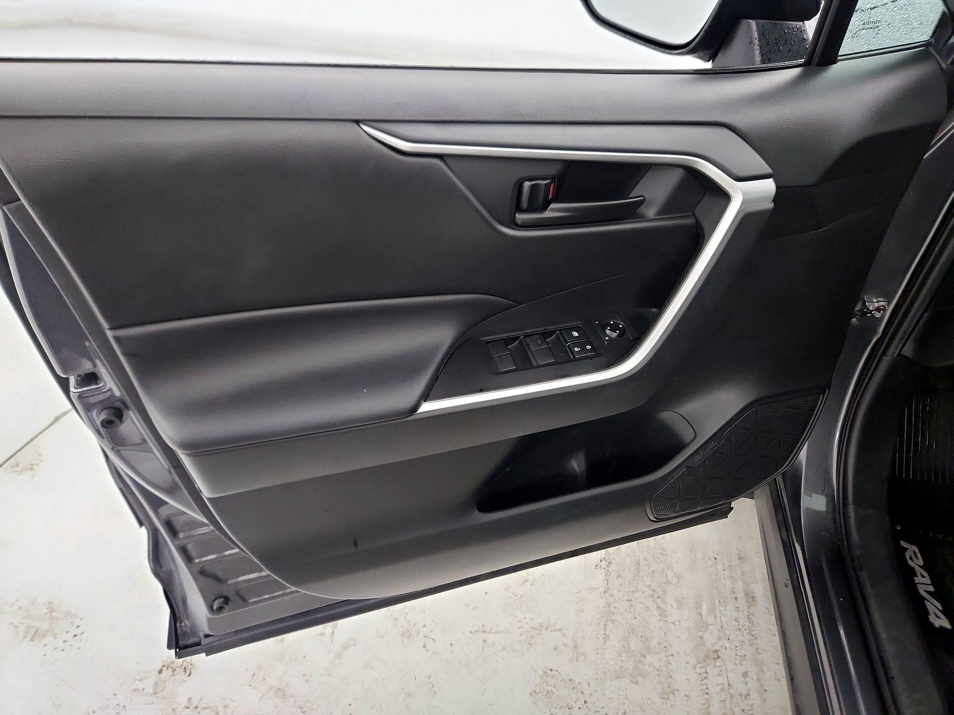 Thumbnail: 2021 Toyota RAV4 - 12