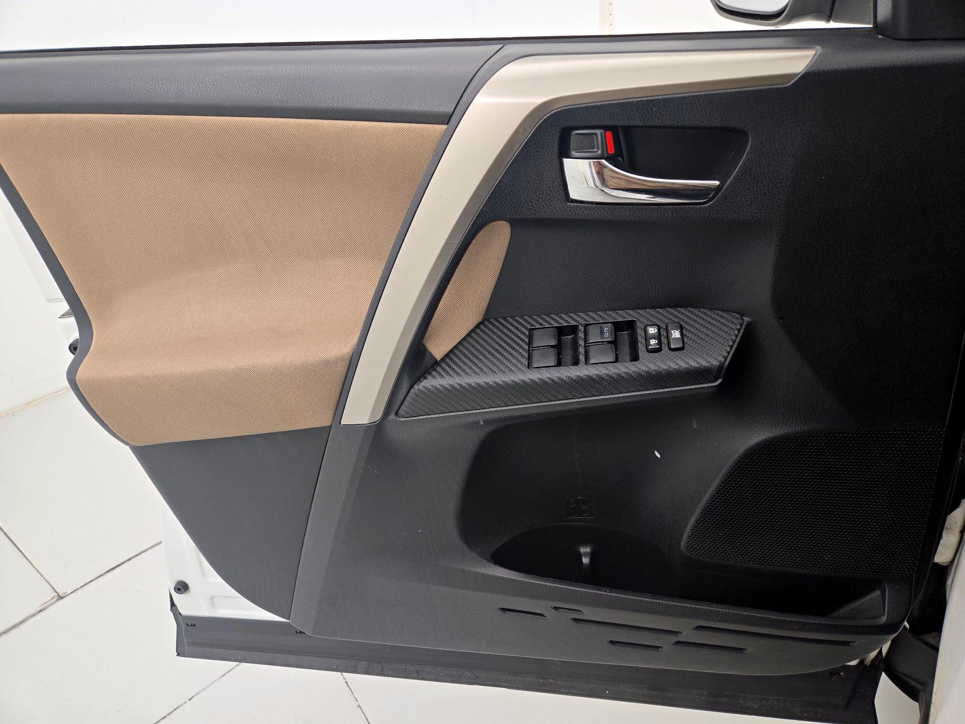 Thumbnail: 2015 Toyota RAV4 - 12